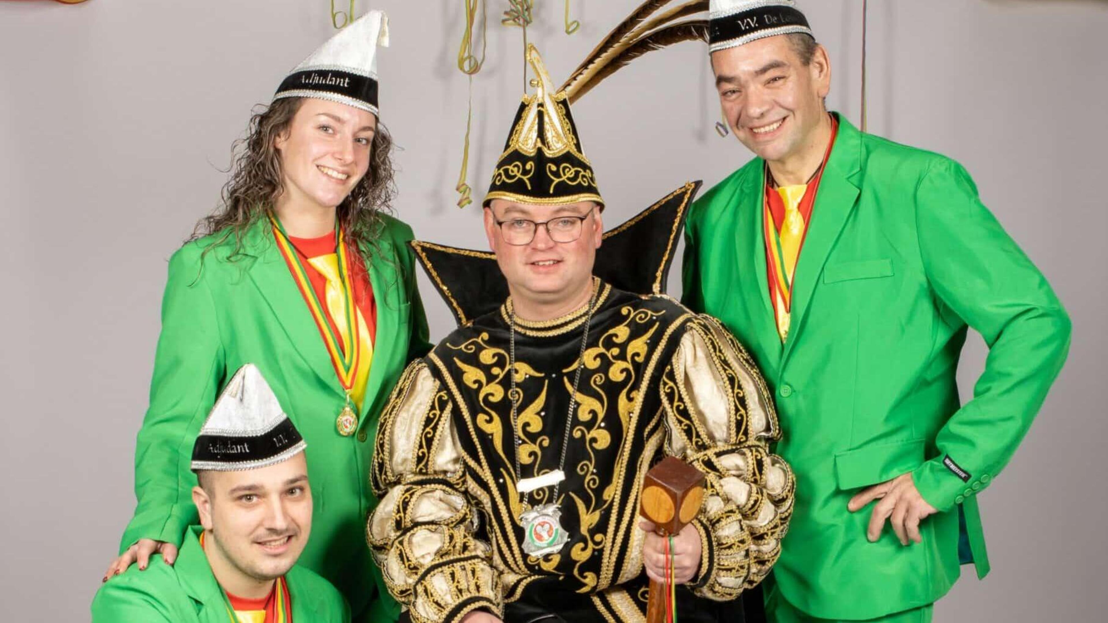Prins Rob I zwaait de scepter bij de Losböl in Leveroy, jeugdprinses Elfie voert de Uulskuukes aan
