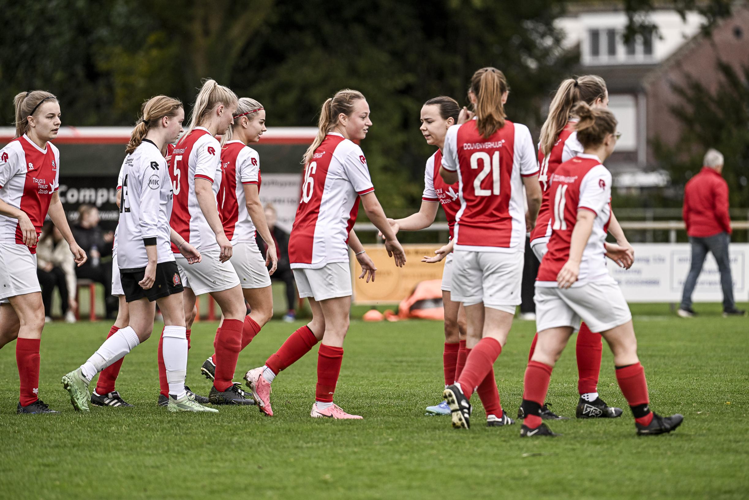 Monsterscore zet vrouwen SV Leveroy zonder puntverlies stevig aan kop: ‘Alles lukt alleen met hard w
