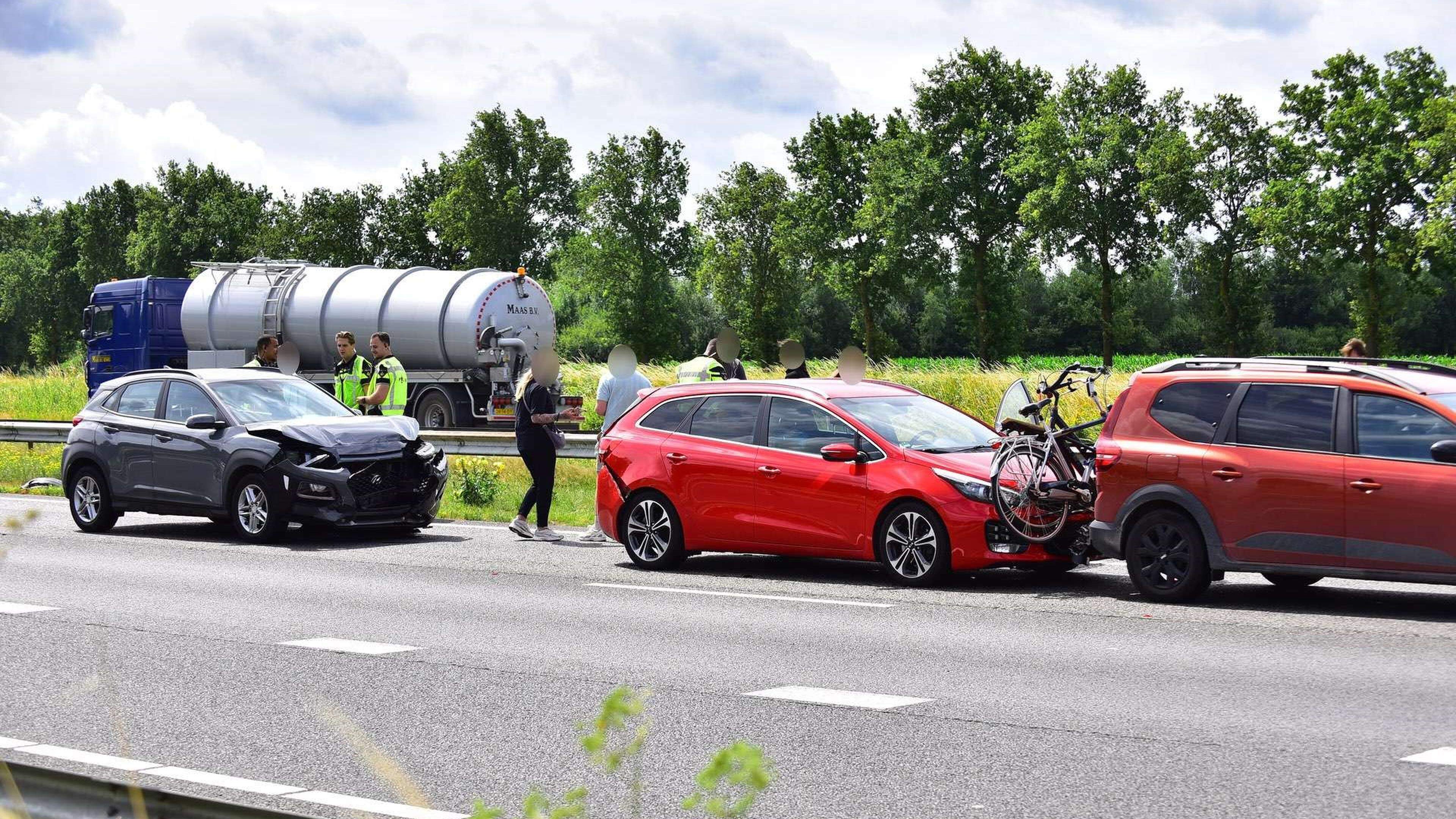Kilometerslange file op A2 tussen Wessem en Nederweert door aanrijding