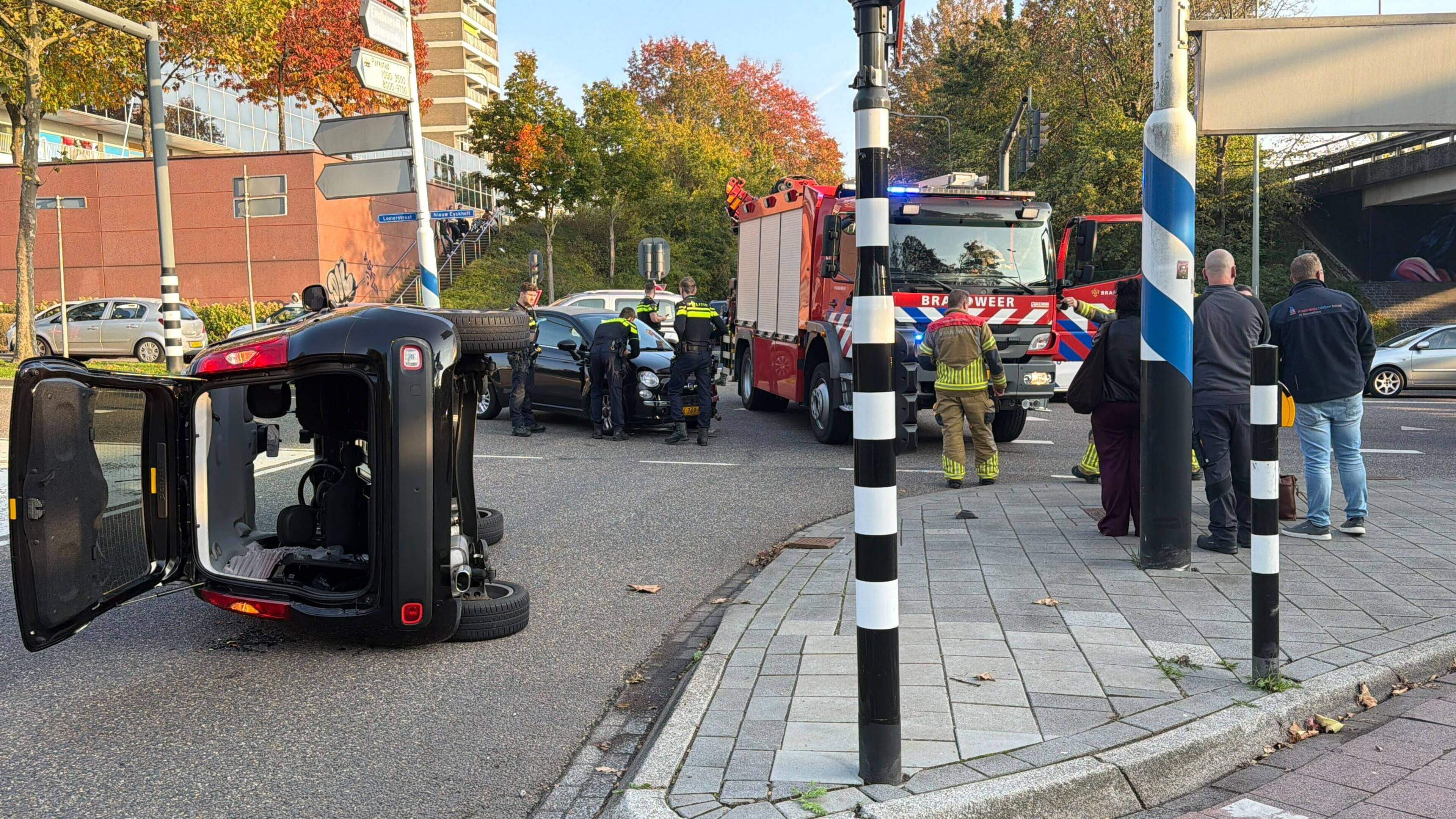 Auto belandt op zijn kant na botsing in Heerlen
