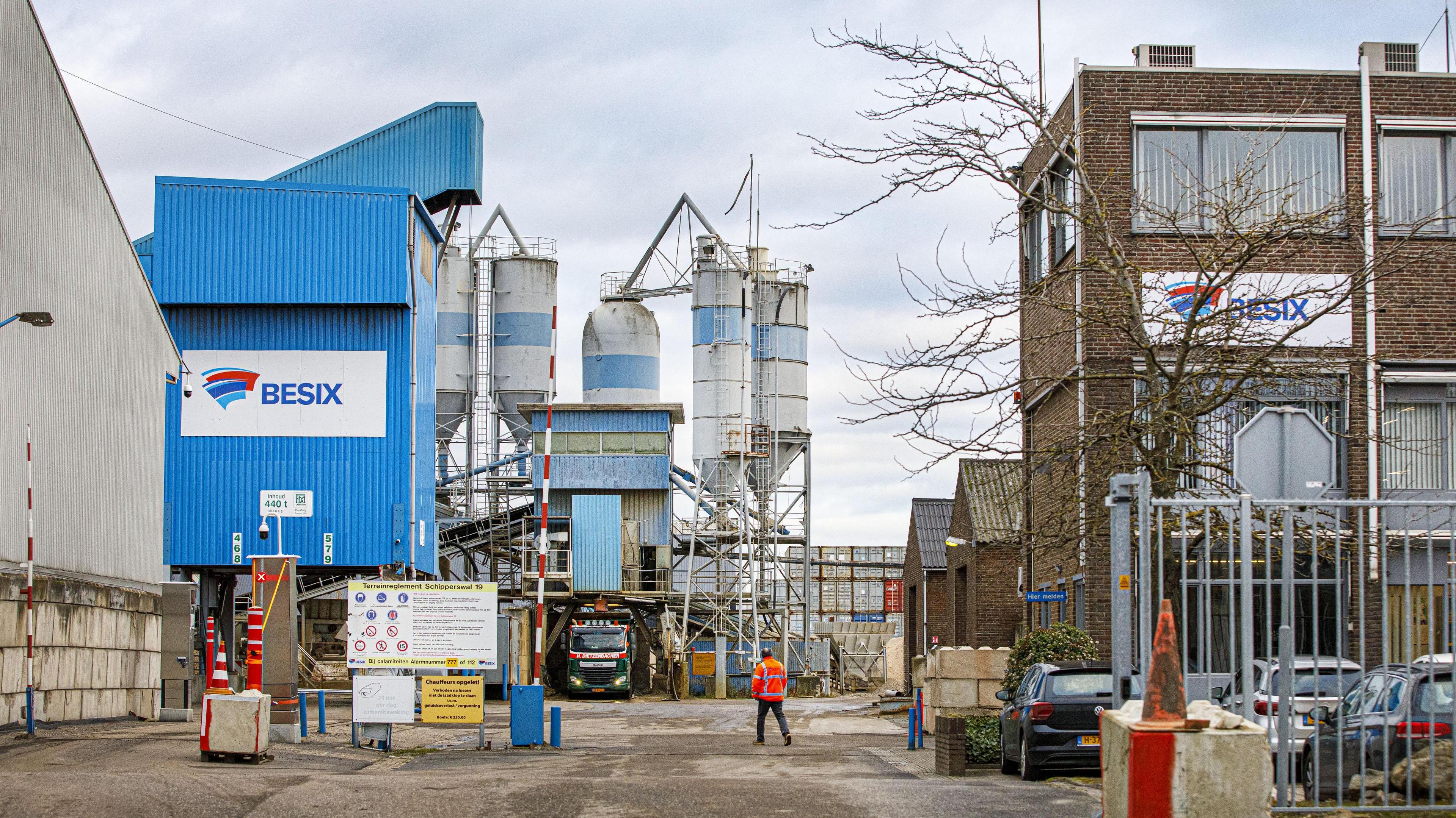 Nieuwe installatie voor asfaltfabriek Besix in Roermond moet uitstoot gevaarlijke stoffen vermindere