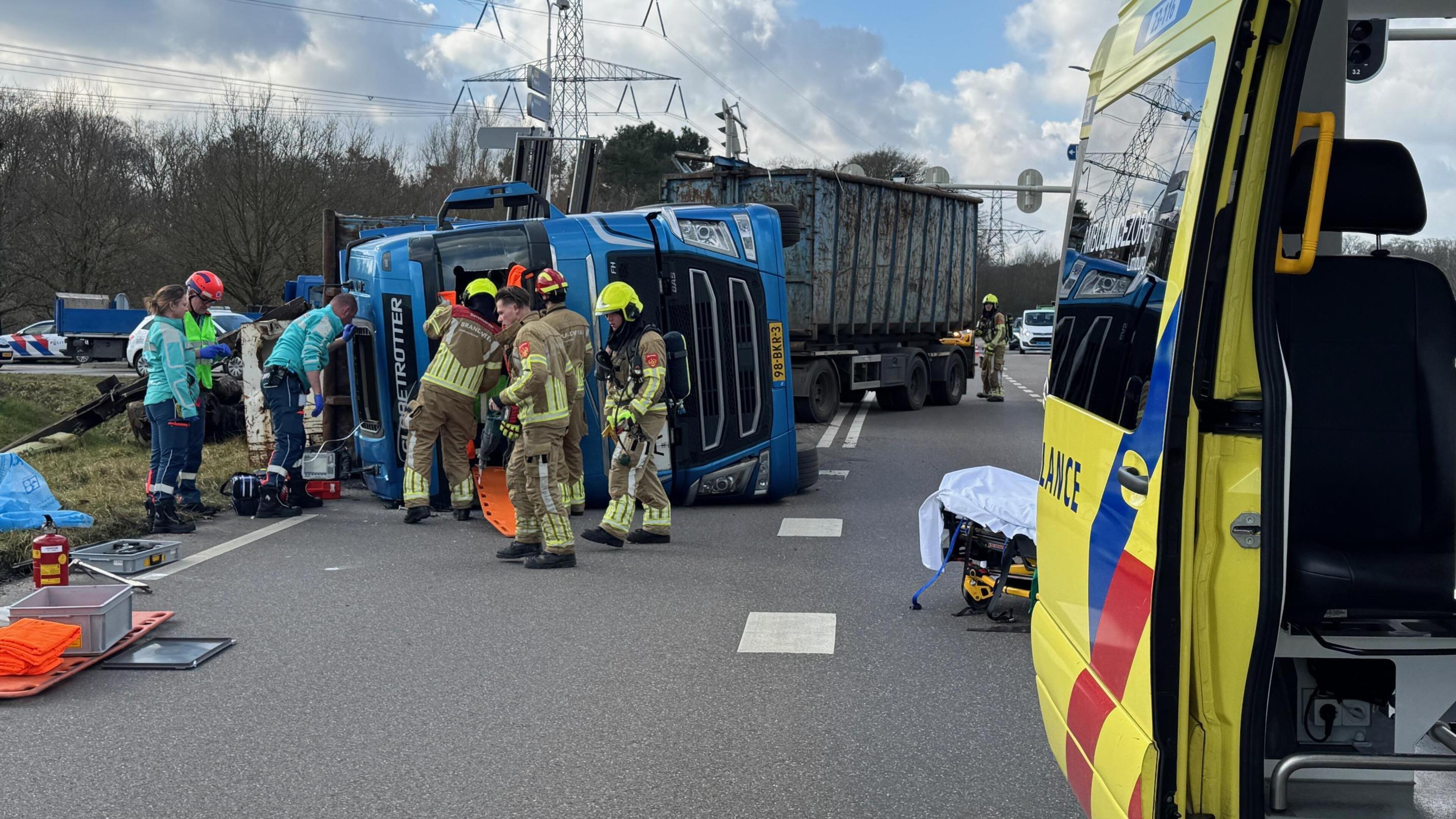 Vrachtwagen kantelt op Napoleonsweg in Haelen