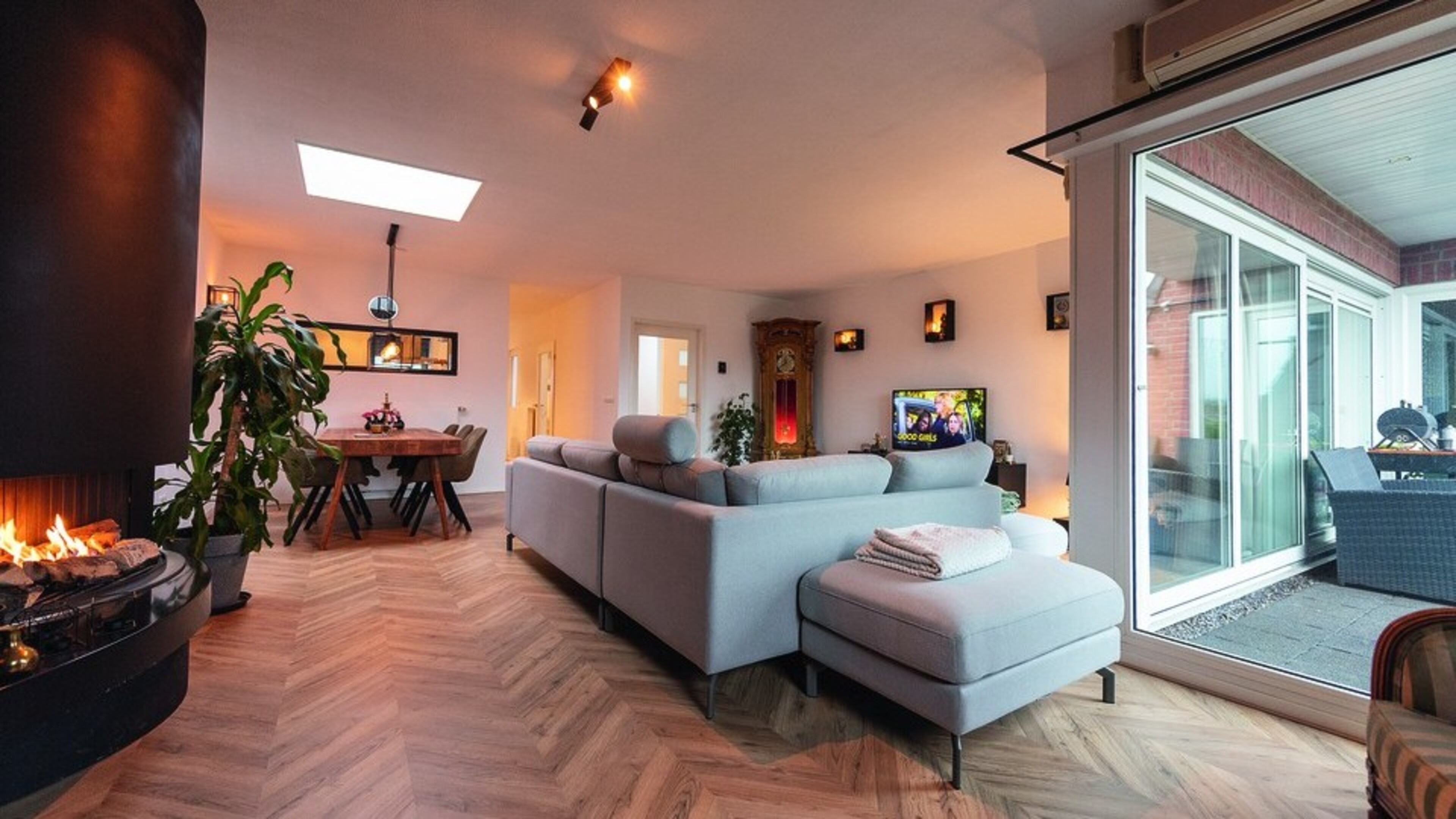 Randy en Kevin toverden hun woning in Munstergeleen om in hotel chic: ‘De gouden muur was een breekp