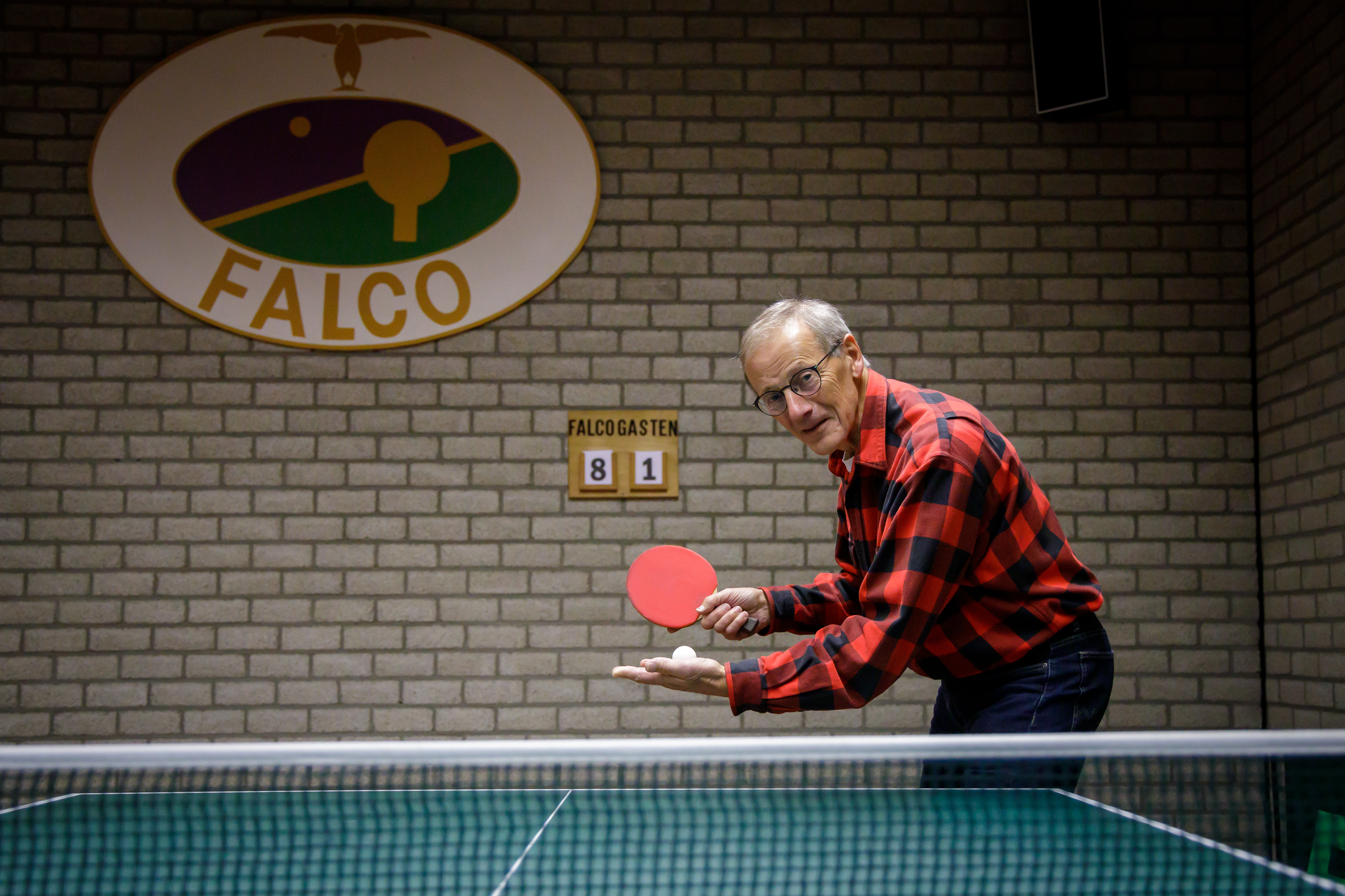Lou Kengen leert jong en oud tafeltennissen bij Falco, en als het dan per se moet ook nog wel pingpo