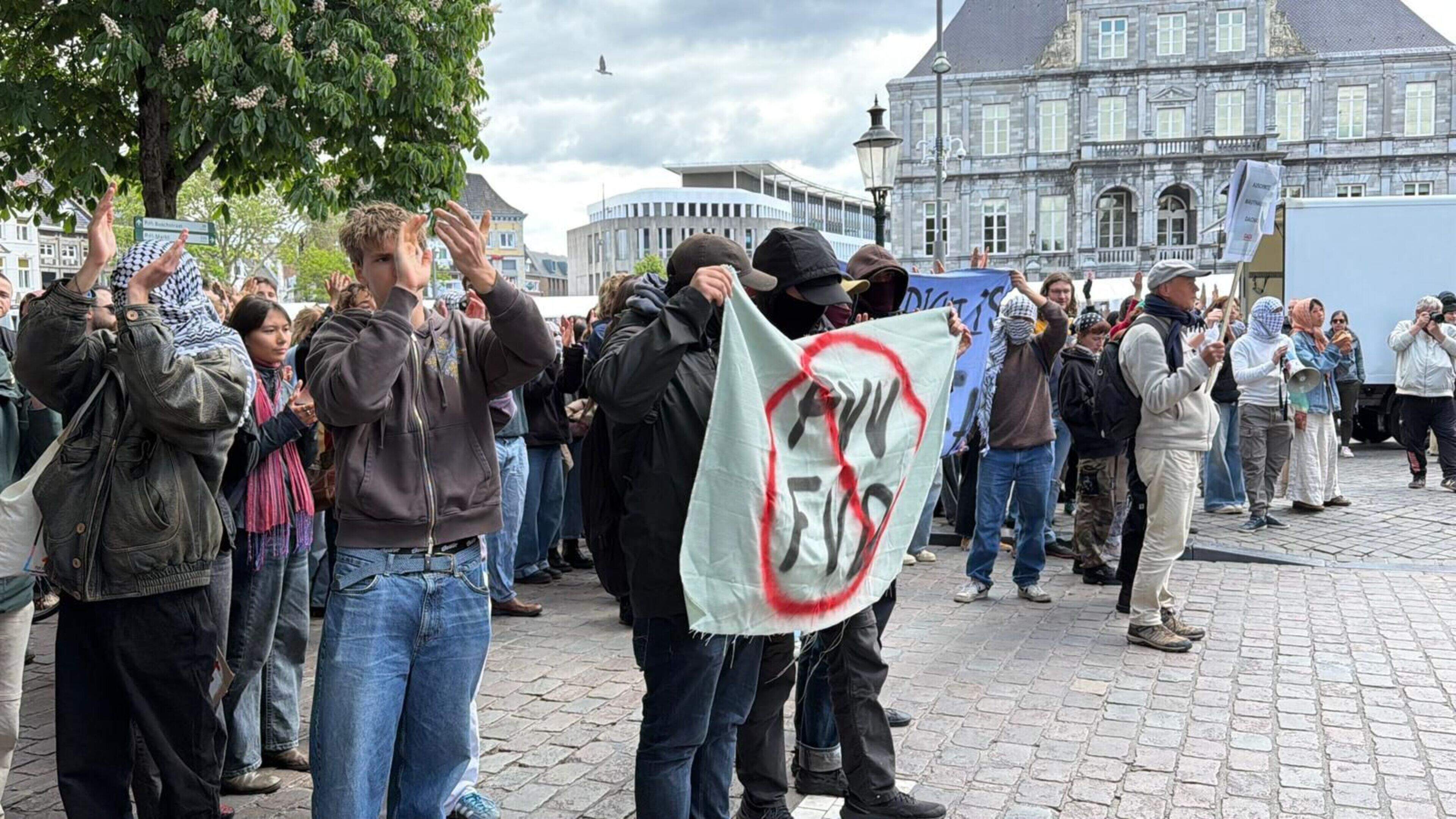 Sfeer slaat om bij demonstraties in Maastricht, linkse betogers toch de Maas overgestoken