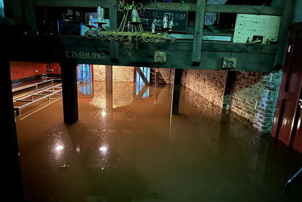 Bij De IJsvogel in Arcen staat het water bijna anderhalve meter hoog in het café: ‘Met vrieskou op k