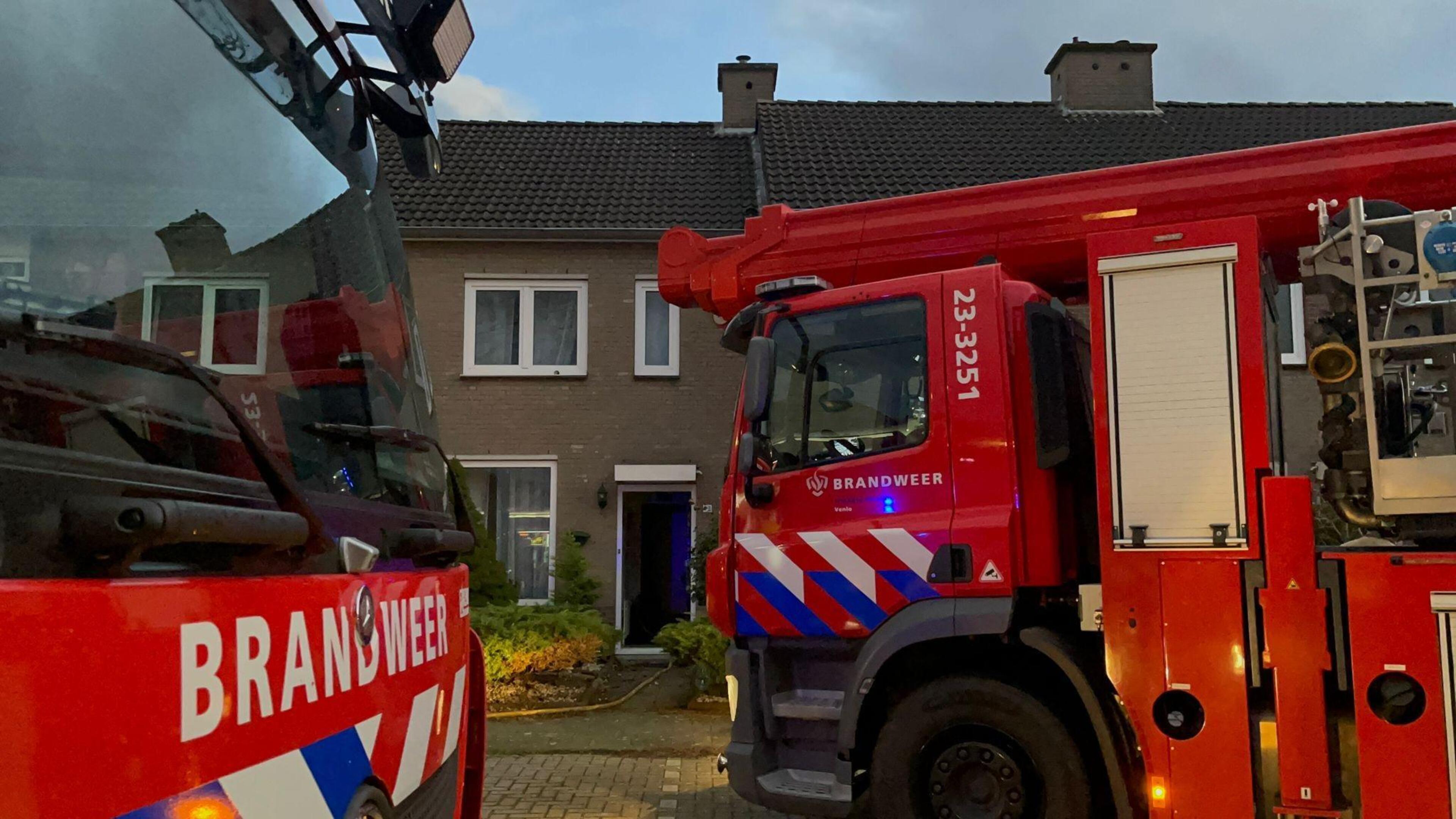Vijf woningen ontruimd in Sevenum vanwege brand op zolder