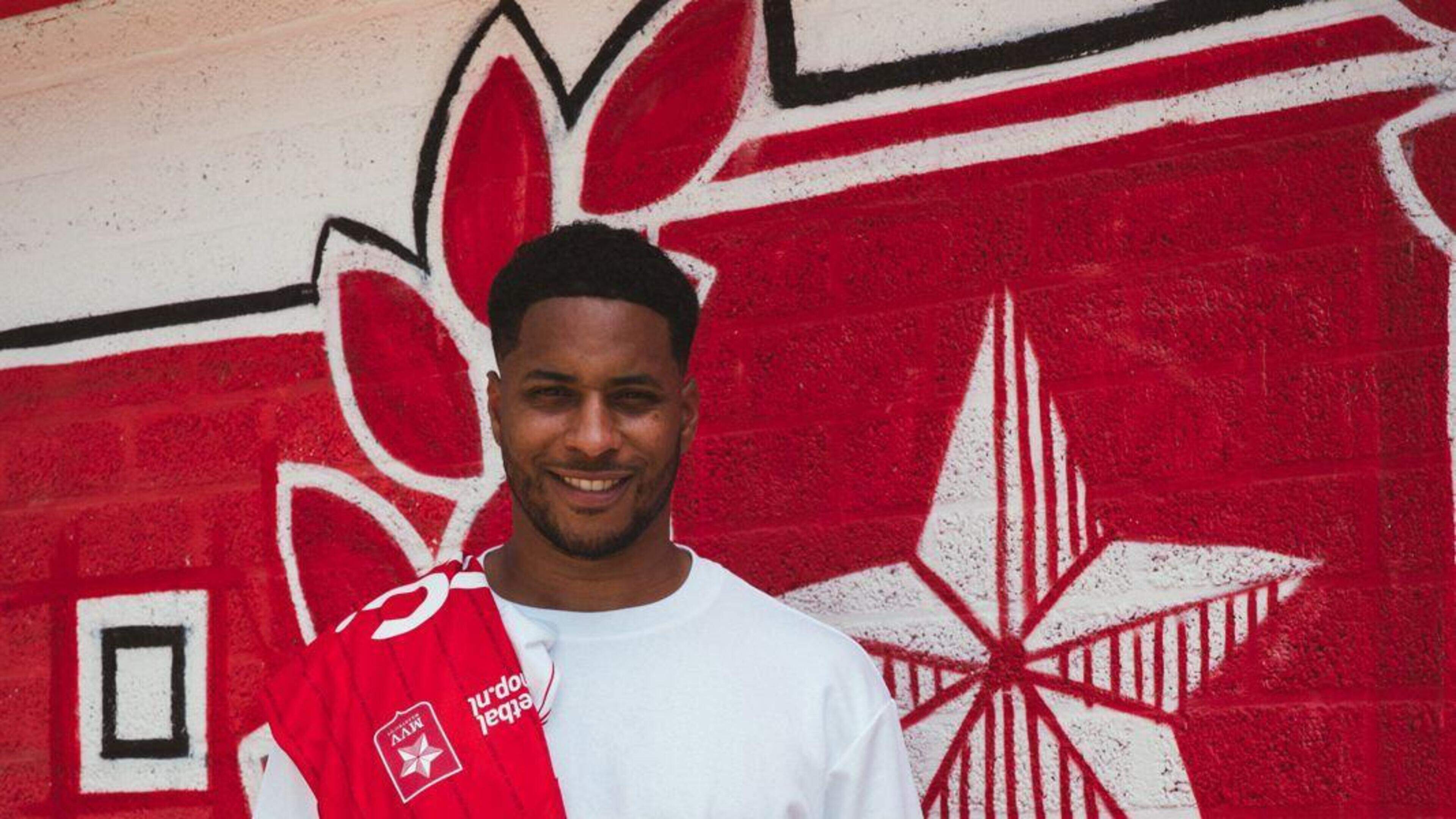 Arsenal-speler Jurriën Timber in De Geusselt waar zijn broer Dylan contract tekent