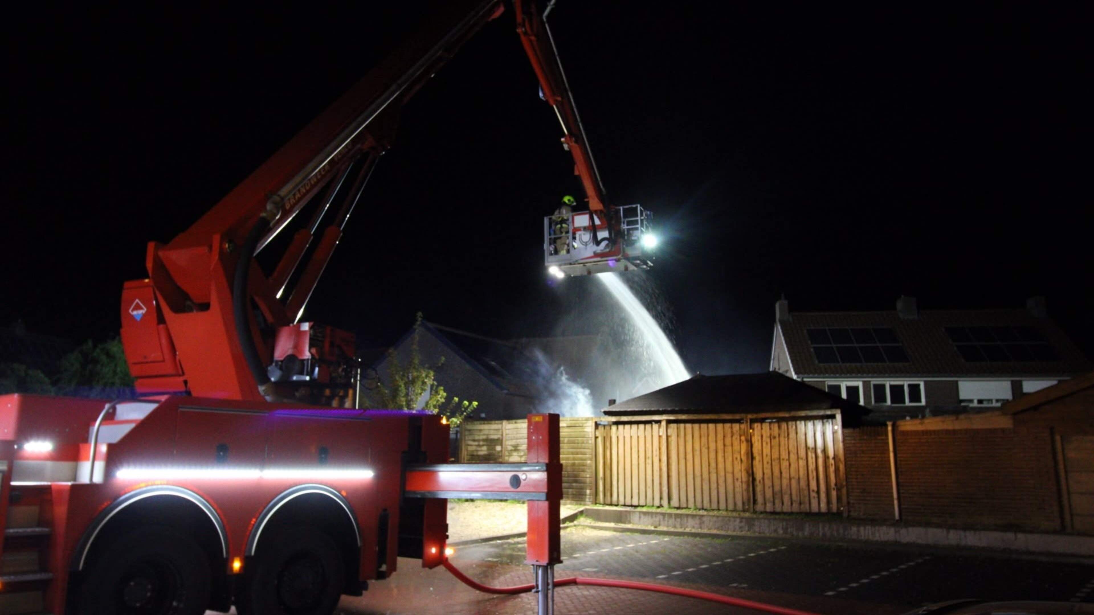 Hulpdiensten rukken uit voor schuurbrand in Panningen