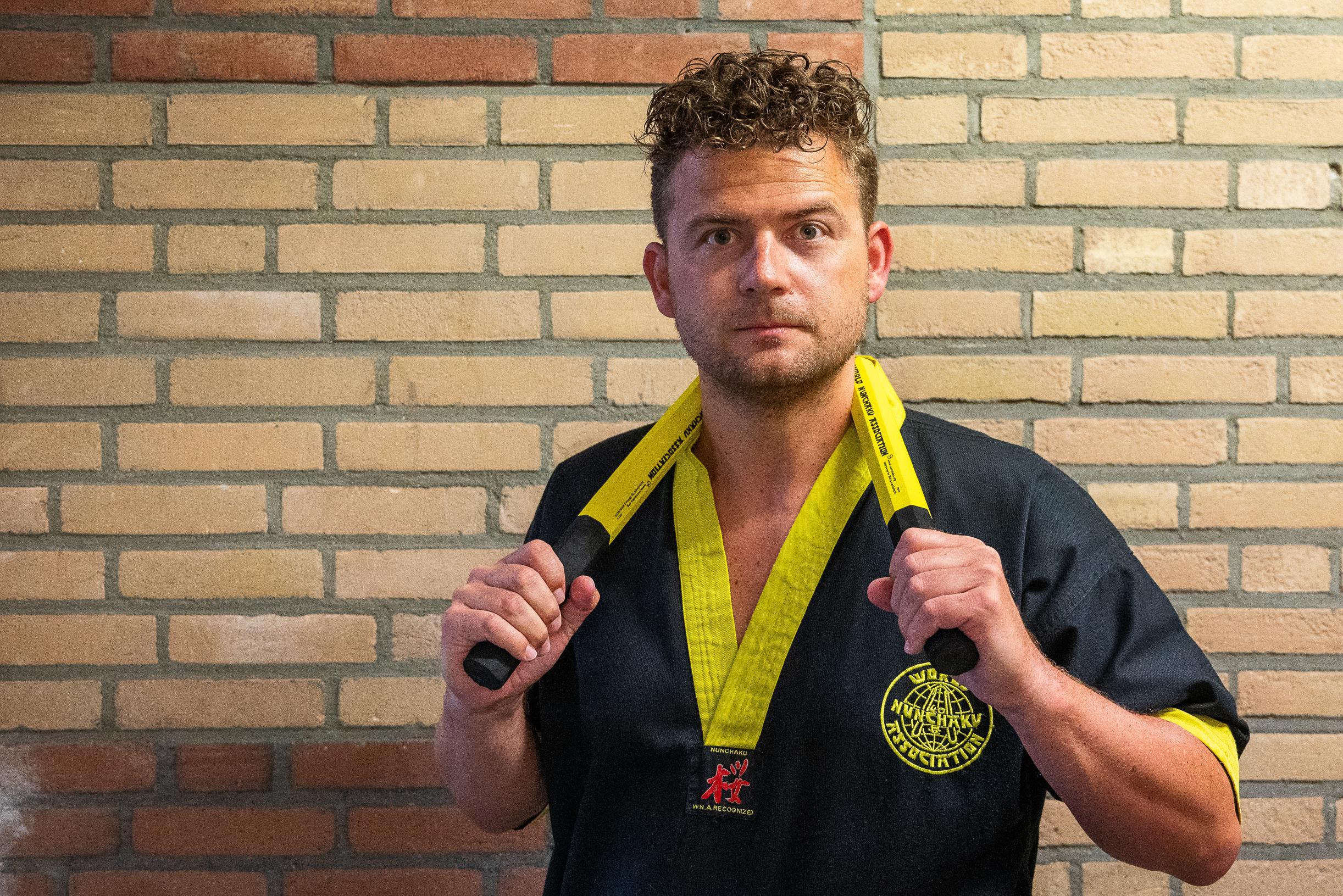 Oud-Europees kampioen Ricardo Mols uit Sittard kijkt hoe ‘buren’ uit Spaubeek WK nunchaku aanpakken: