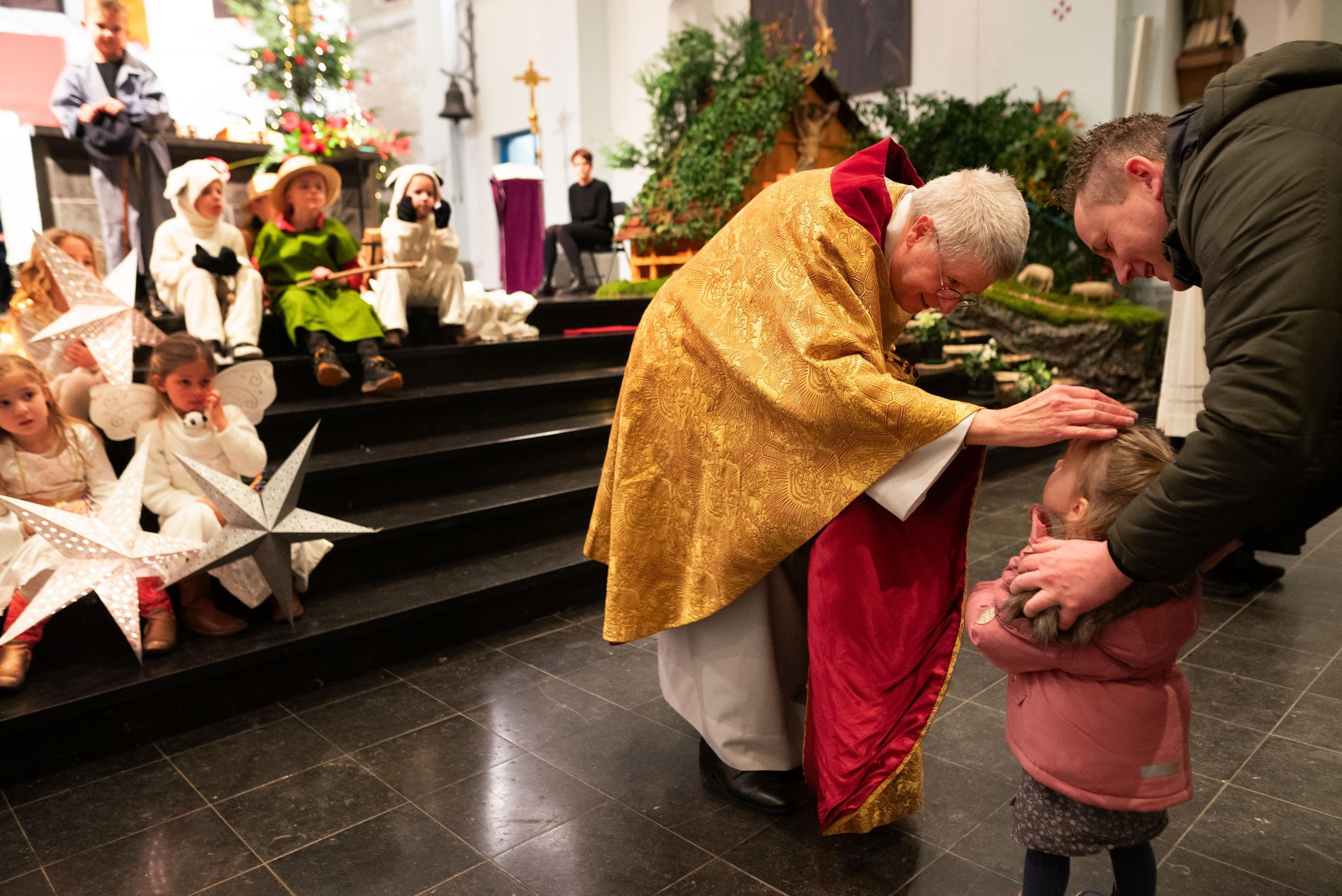Pastoor Paul Bronneberg sjeest van dorp naar dorp door het Heuvelland: negen missen in drie dagen