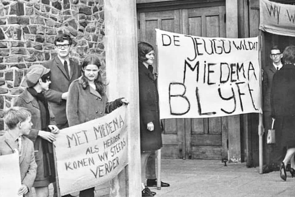 Pastoor Ed Miedema was ook geliefd bij de jongeren in Schaesberg, en leefde op gespannen voet met he