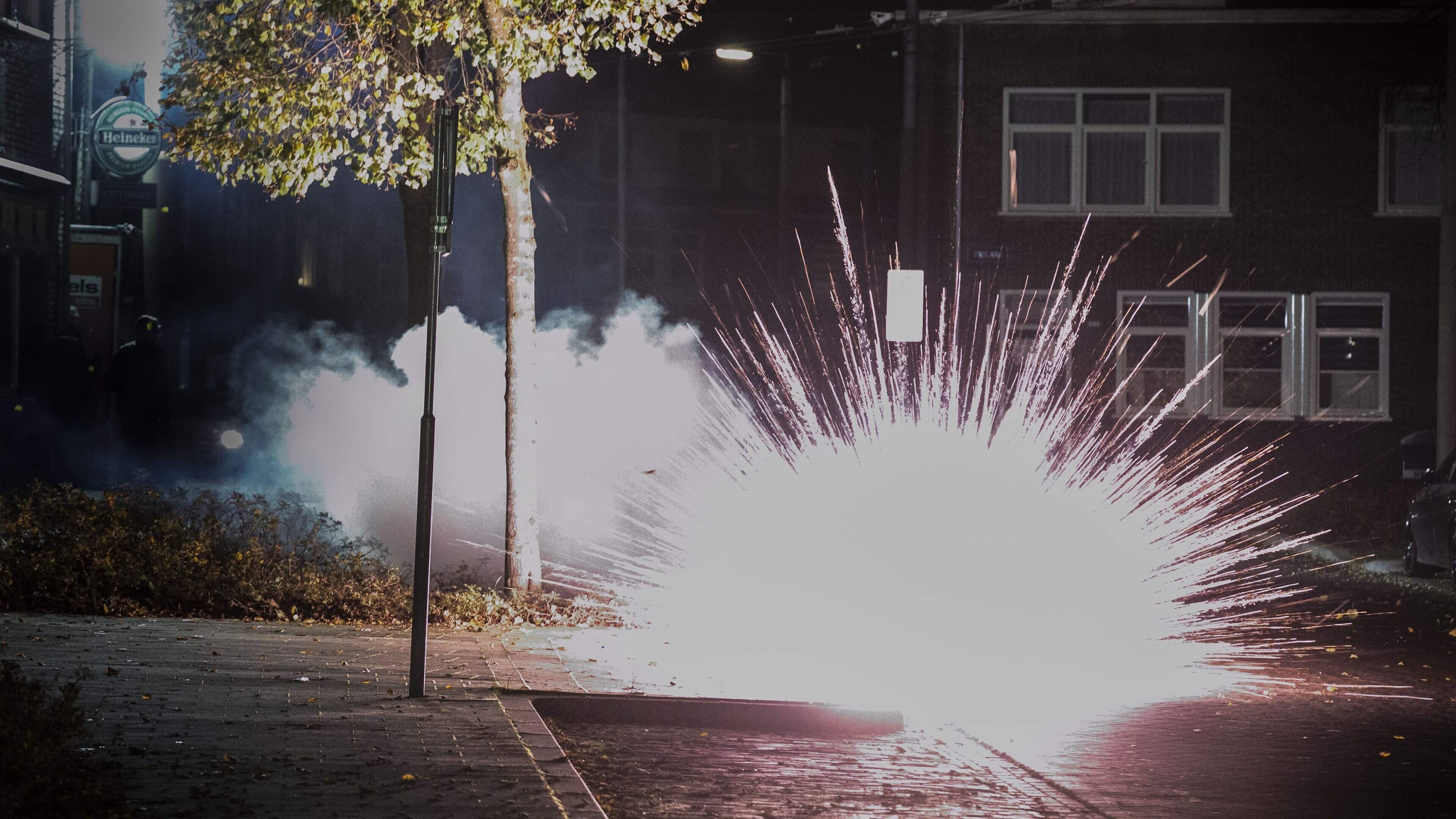 Groepen jongeren veroorzaken aanhoudende overlast in centra van Geleen en Sittard: ‘Ze gooien gerich