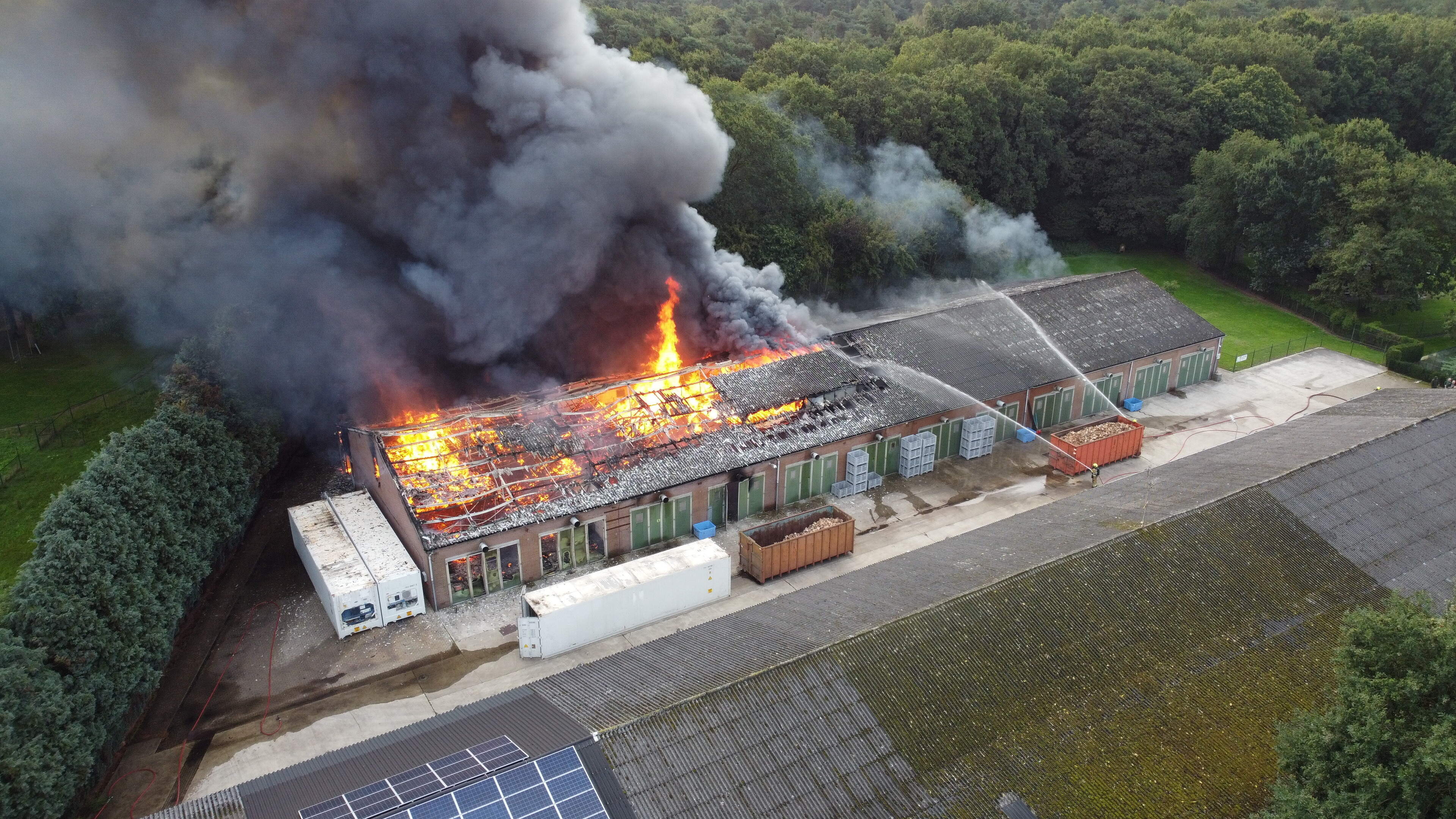 Grote brand bij agrarisch bedrijf in Overloon onder controle