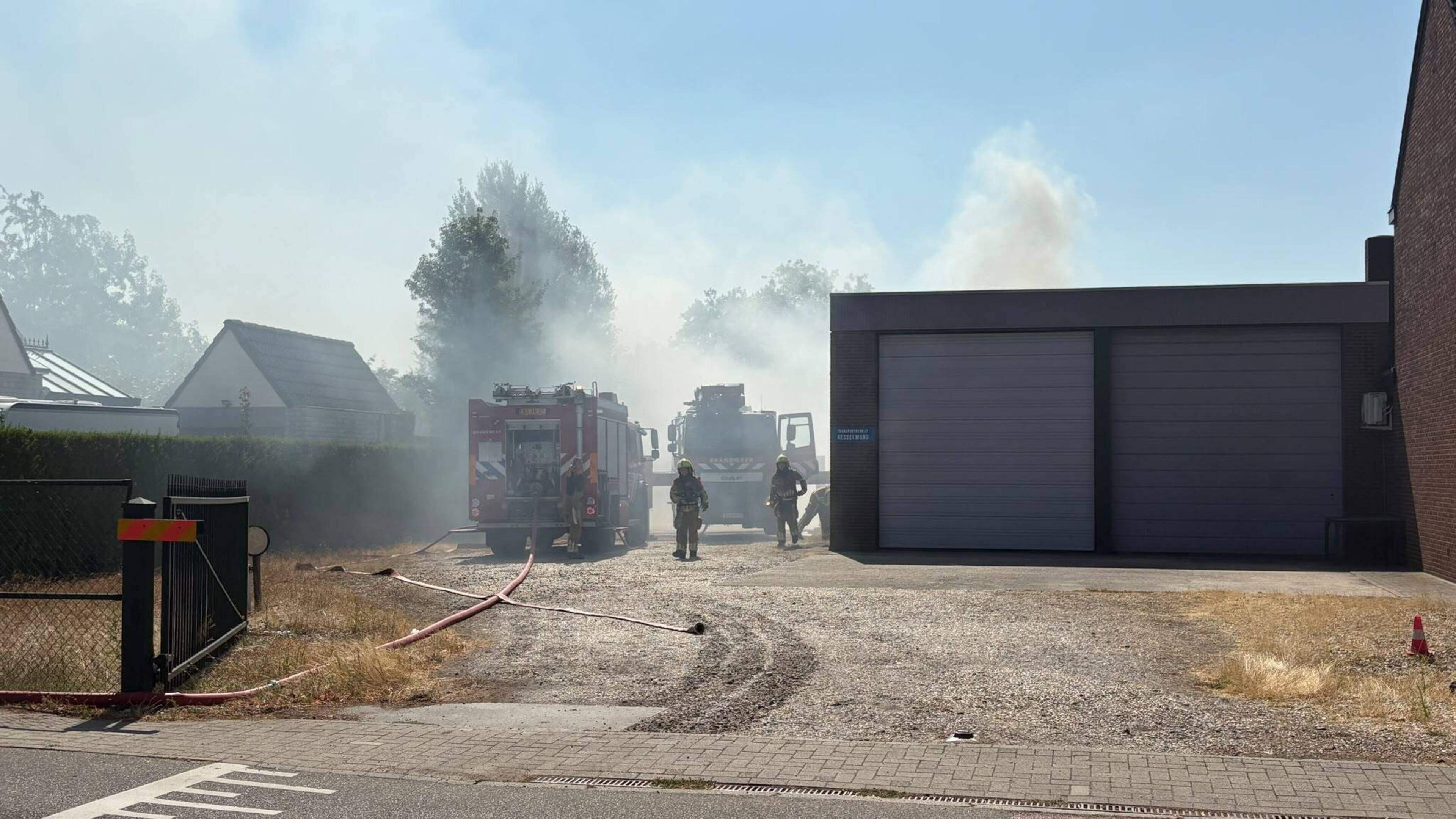 Grote caravan verwoest door brand bij transportbedrijf in Tegelen