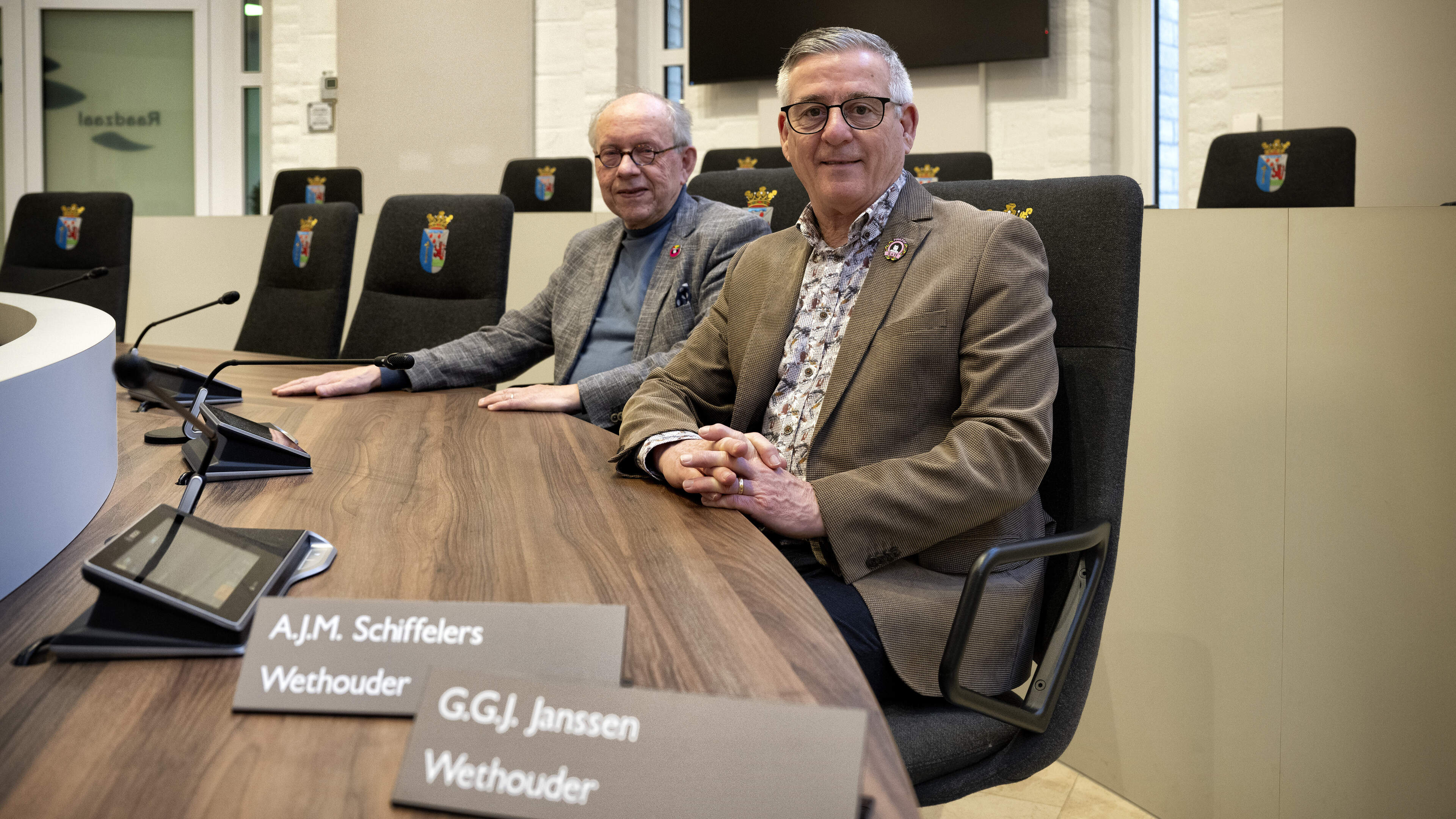 Werk van voormalig wethouders Freed Janssen en Alex Schiffelers bekroond met ereburgerschap van Land