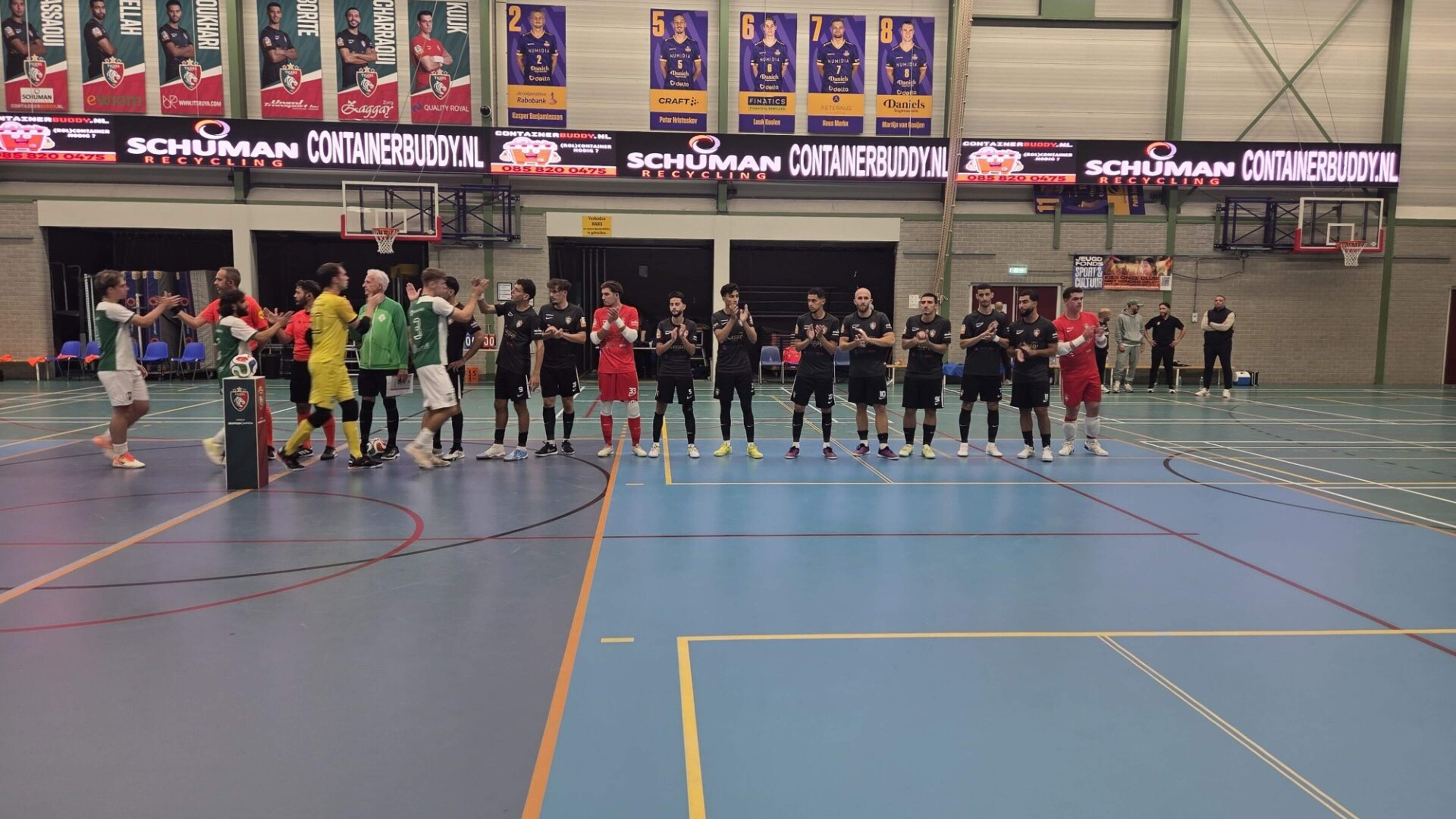 Tigers Roermond wint in eigen hal met dubbele cijfers van HZV: ‘Dit zijn wedstrijden die je gewoon m