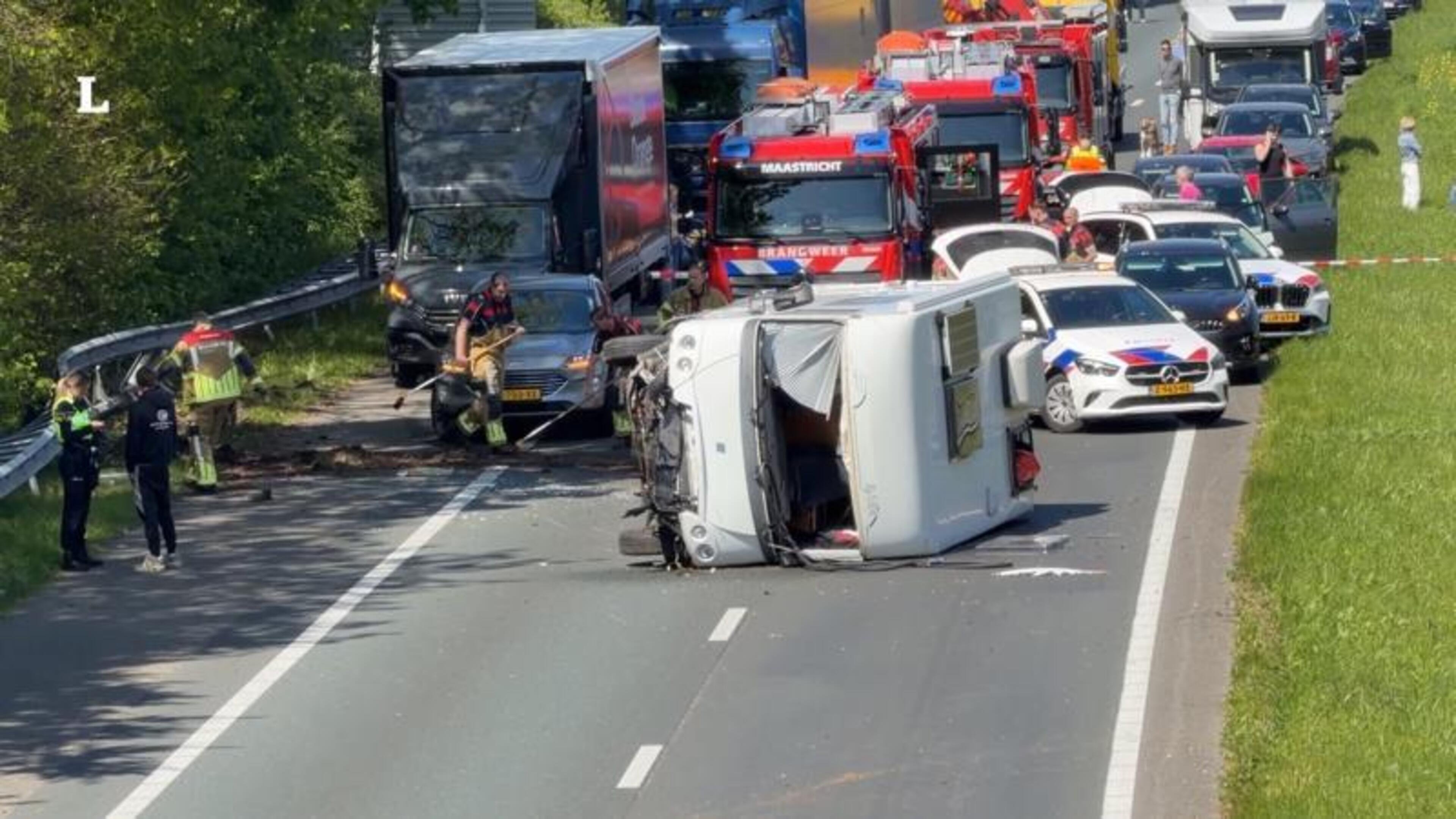 Camper slaat om op A2 bij Gronsveld, forse verkeershinder rond Maastricht