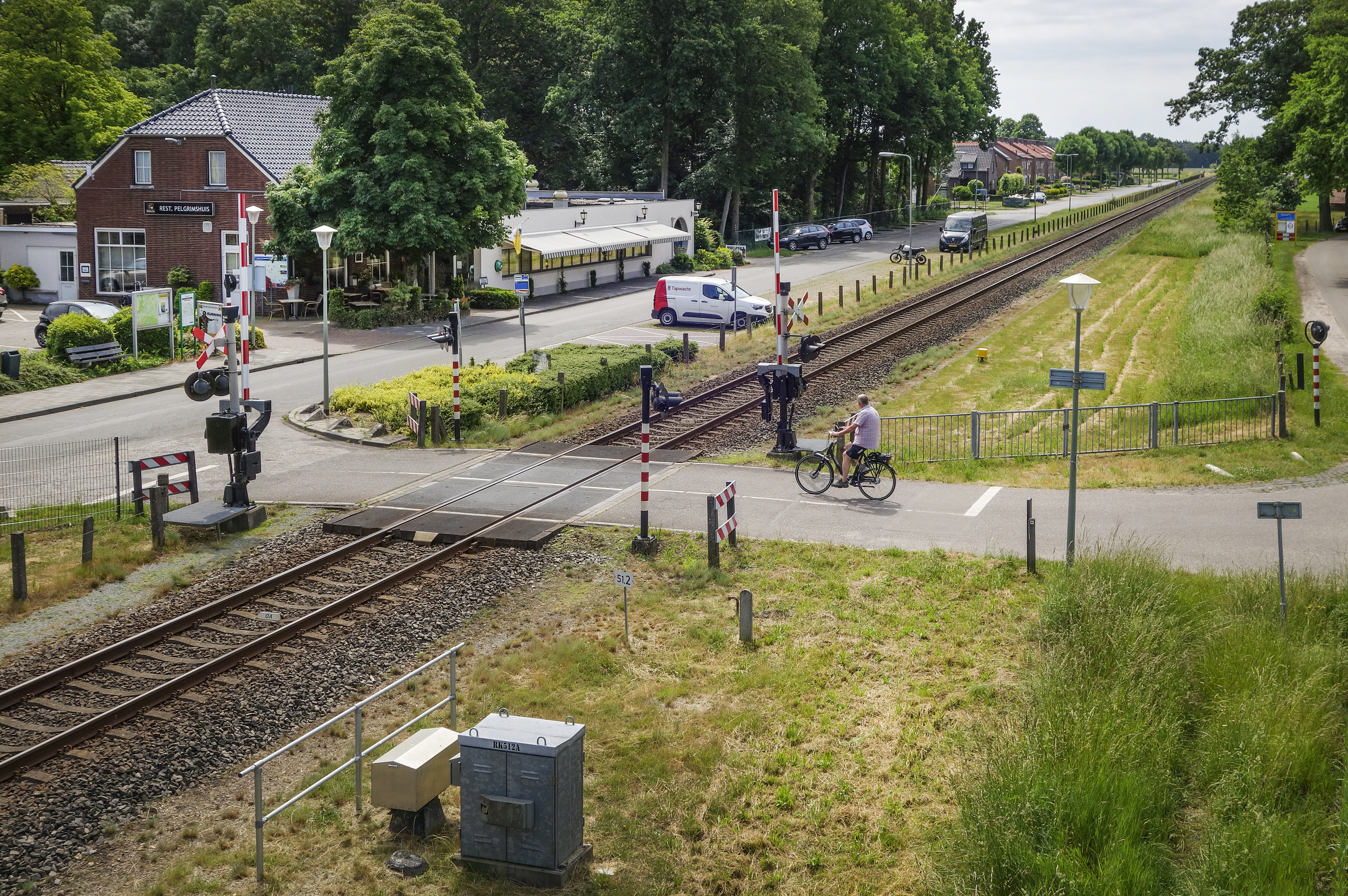‘Afsluiting van de overweg in Smakt splijt het dorp in tweeën’