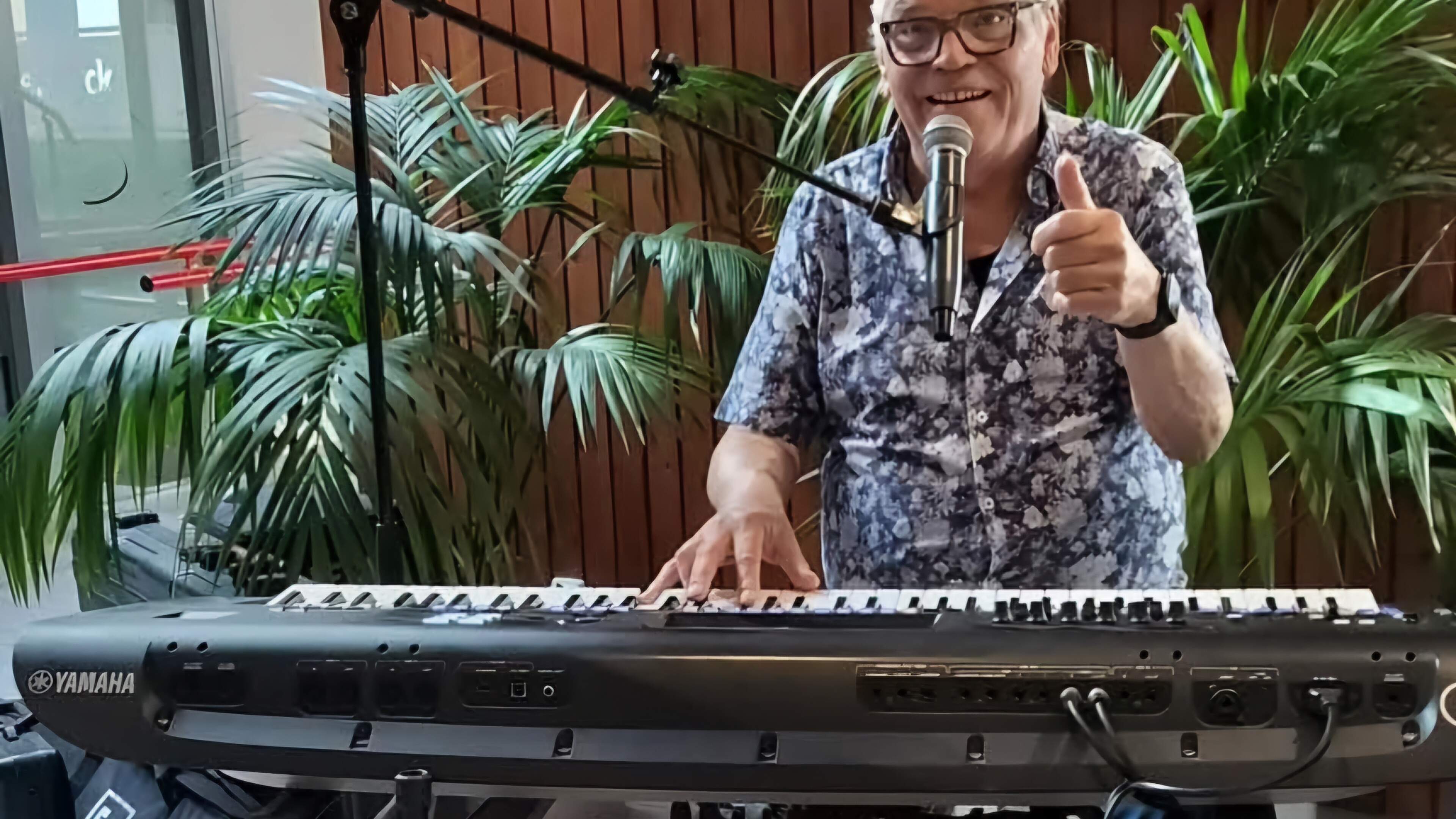 Entertainer Rinus Hermsen (70) uit Valkenburg overleden: hij had honderden vrolijke liedjes in zijn 