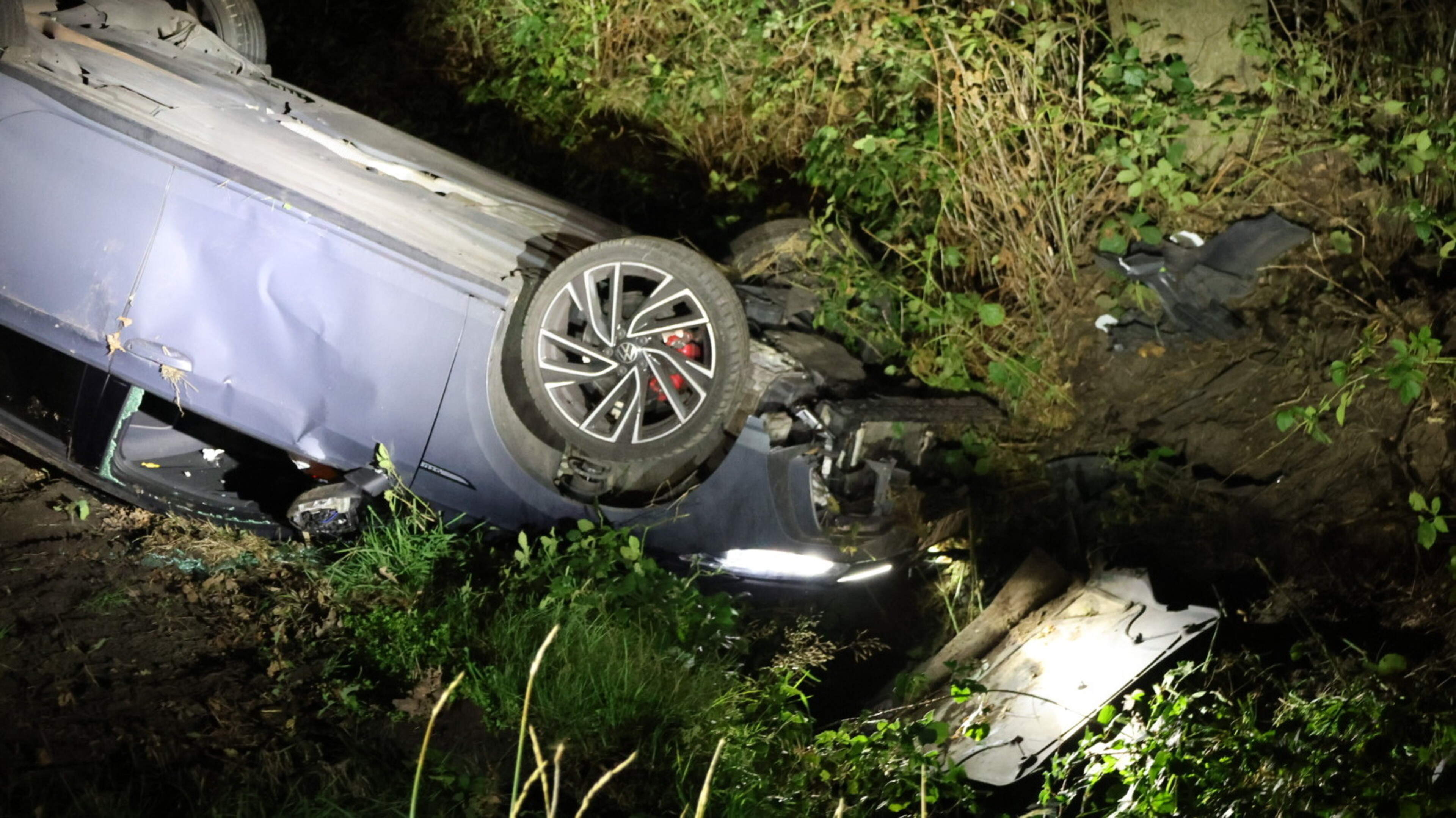 Auto vliegt uit de bocht en belandt op de kop in weiland in Vredepeel