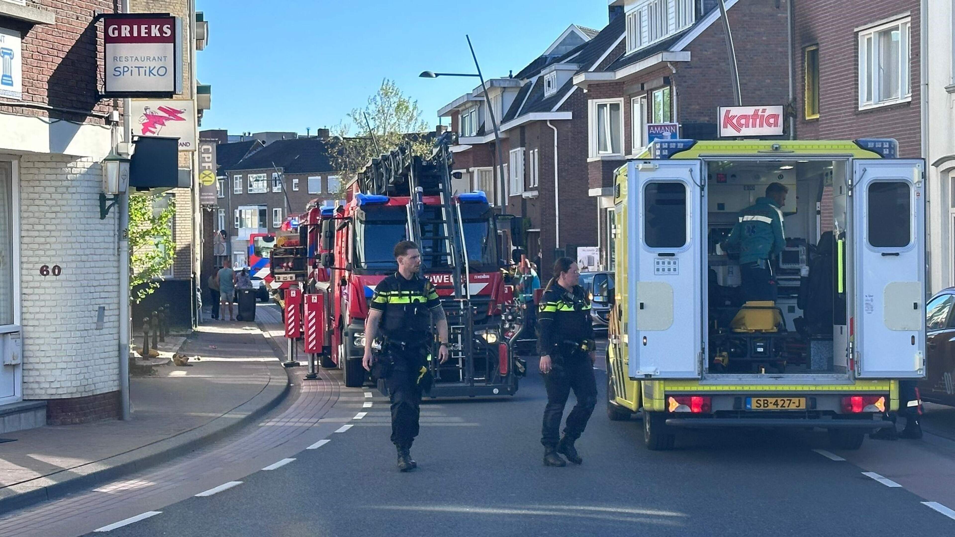 Hulpdiensten rukken uit voor ontploffing met brand in woning in Landgraaf