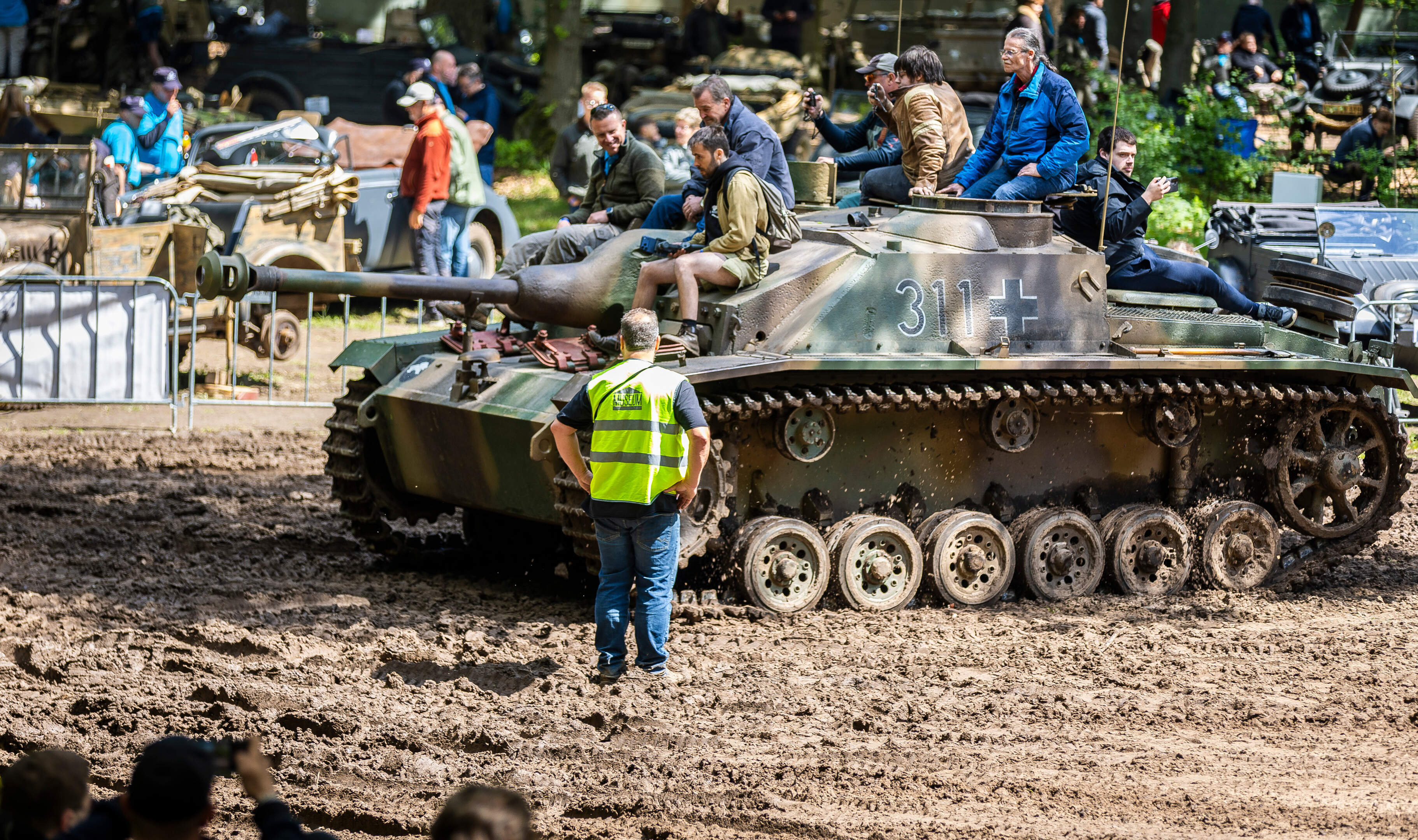 In een Duitse tank door het bos scheuren tijdens de Militracks in Overloon: ‘Ik kan me best voorstel