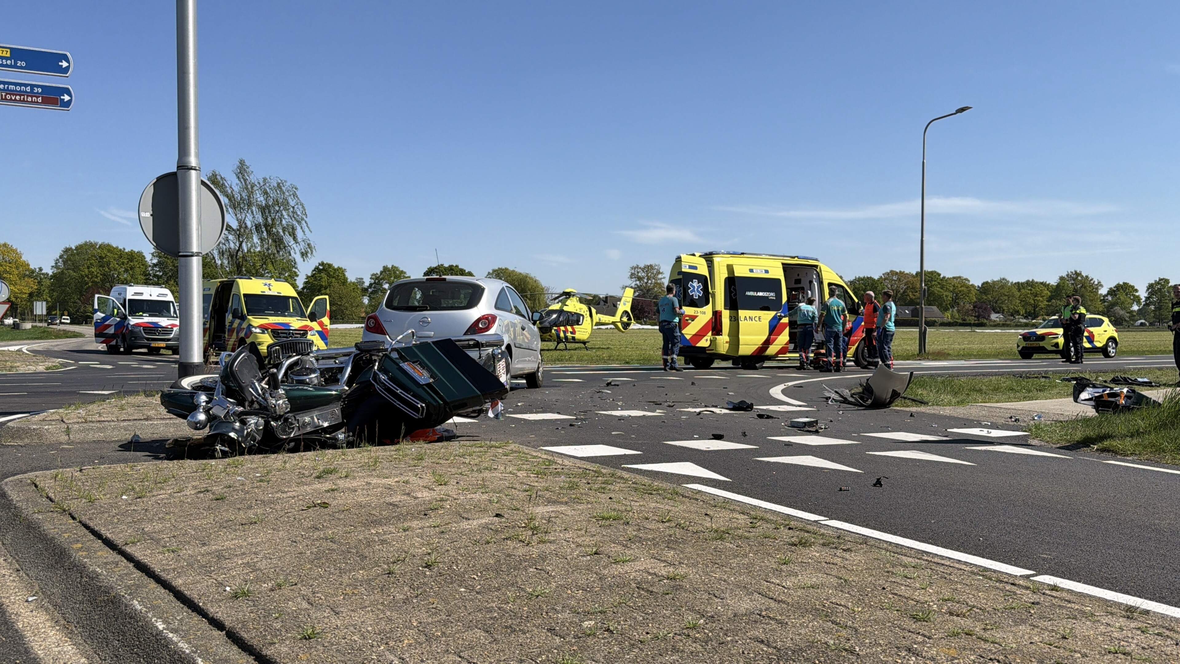 Motorrijder raakt gewond bij aanrijding met auto op kruising in America.