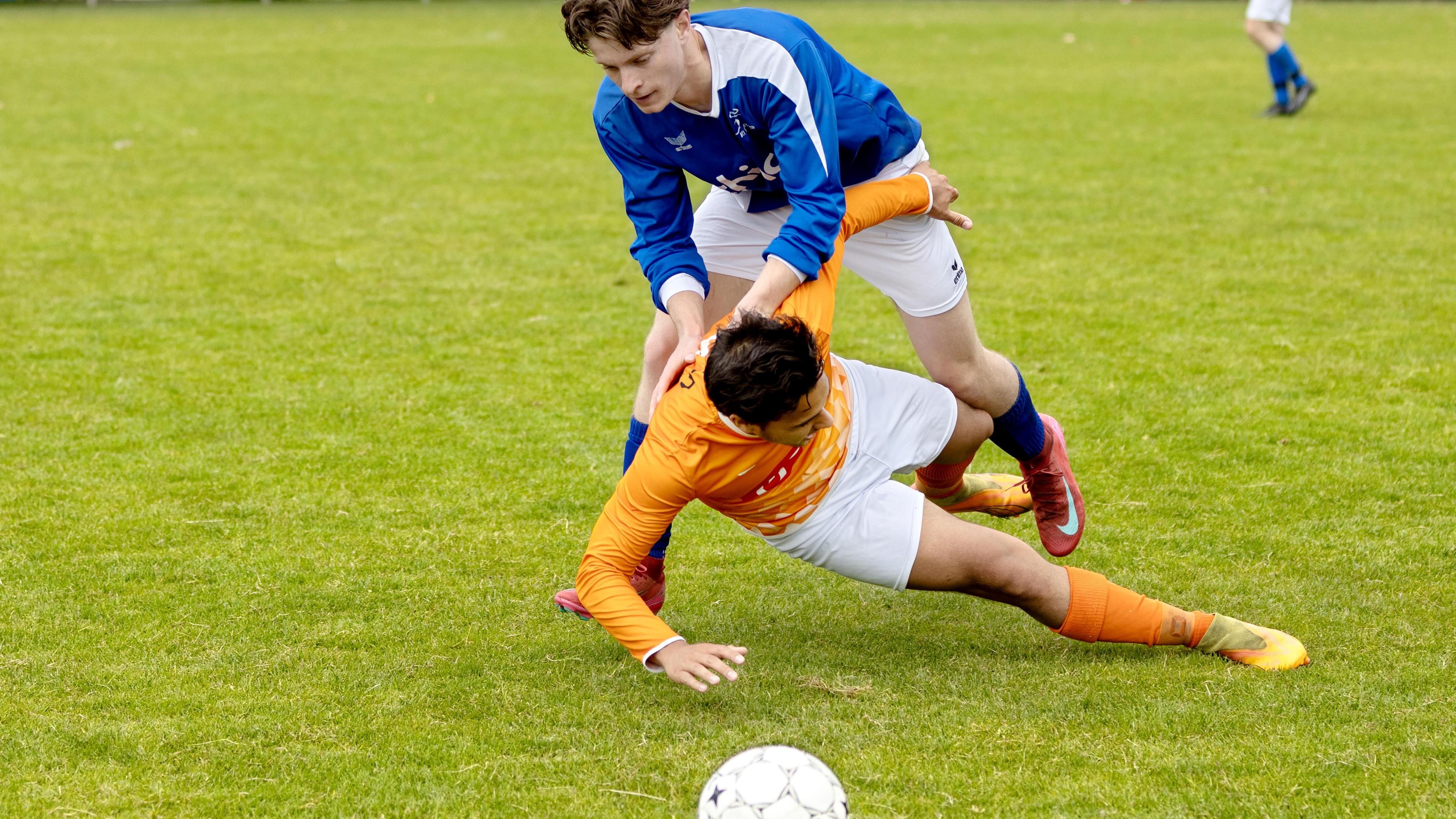 Het gaat niet om mooi voetbal: Reuver gaat spelen om promotie na 0-2 winst op Leunen
