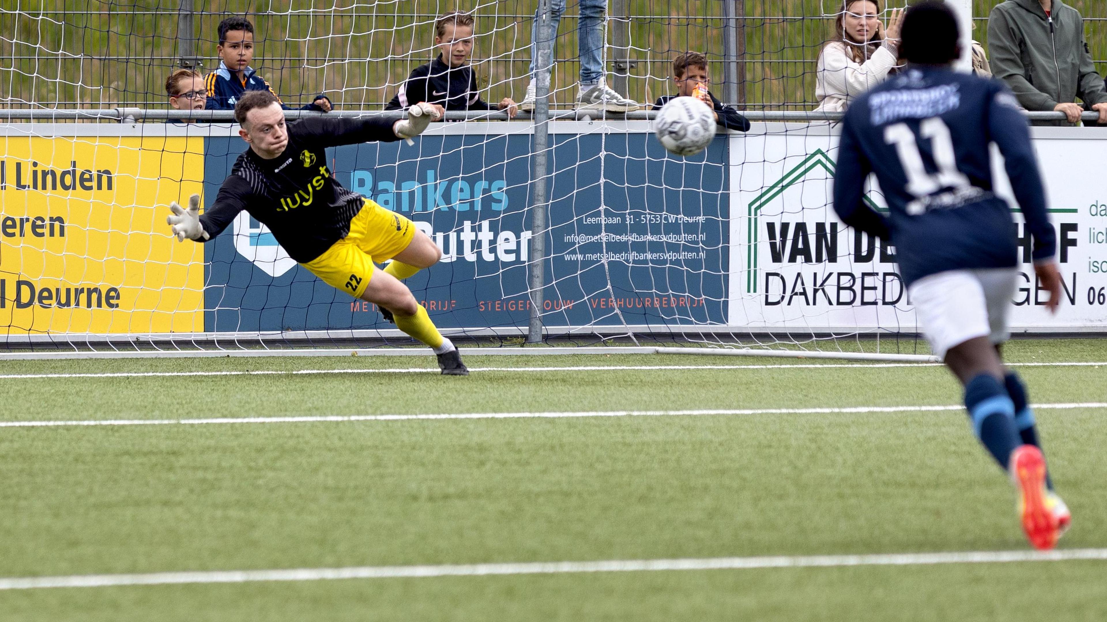 Fatale slotfase en twee rode kaarten dirigeert zorgen ervoor dat EVV een loodzware nacompetitie inga