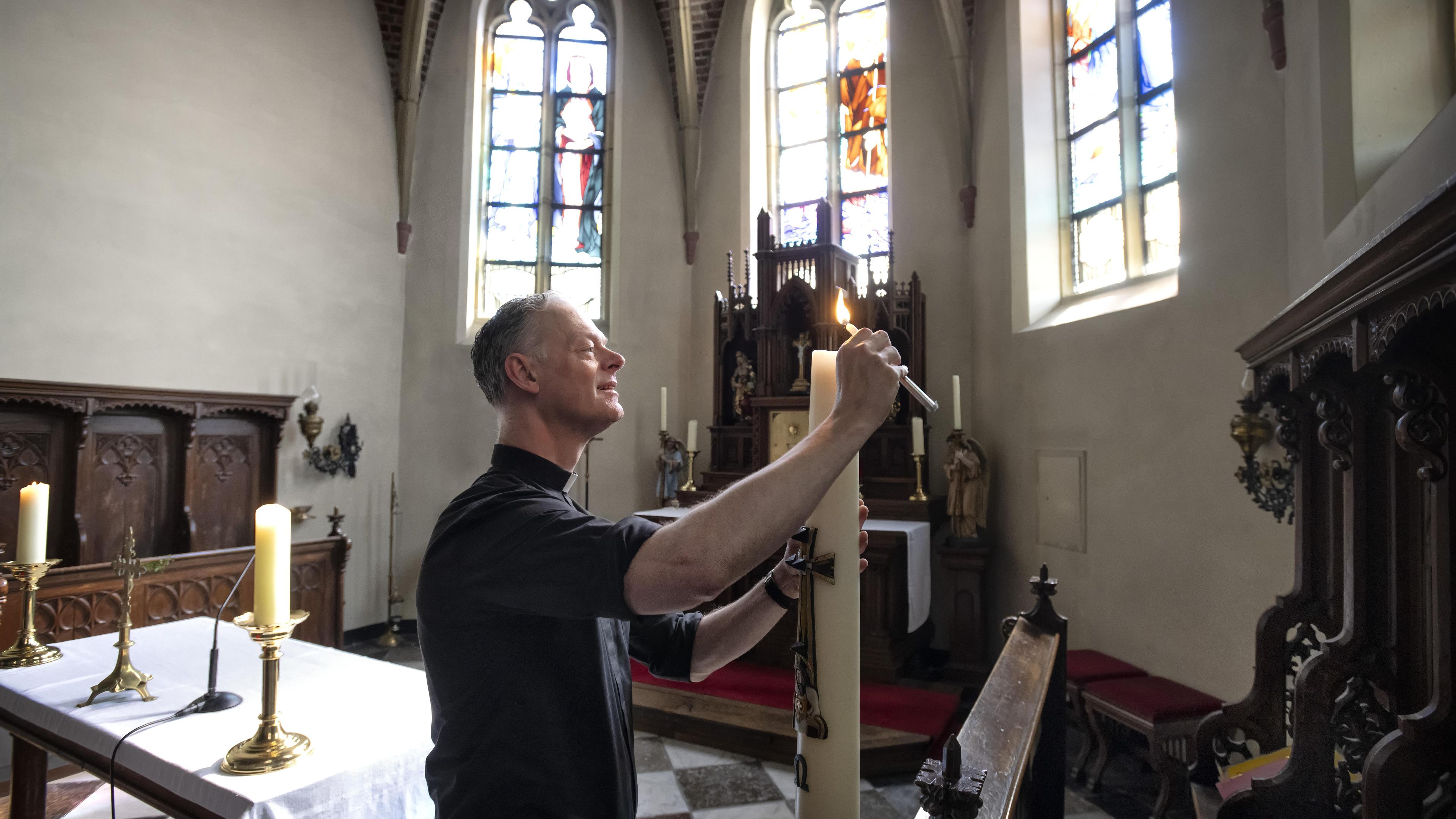 Marc Heemels is 25 jaar priester: pastoor van Eygelshoven spart met AI, maar ChatGPT schrijft nog ge