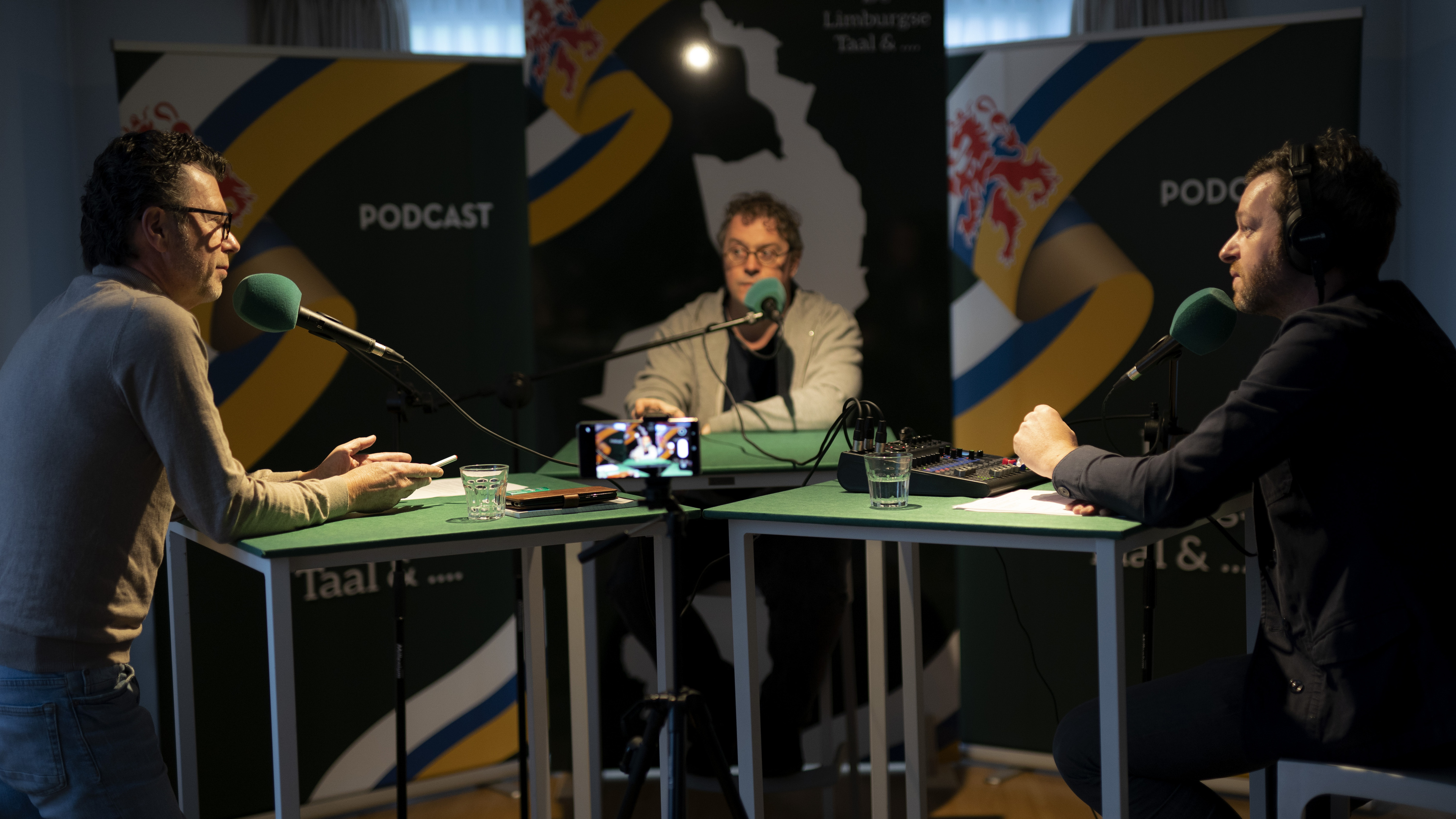 Harry Rouschop uit Sint Geertruid en Ruud Kleinen uit Landgraaf promoten het dialect met podcastseri