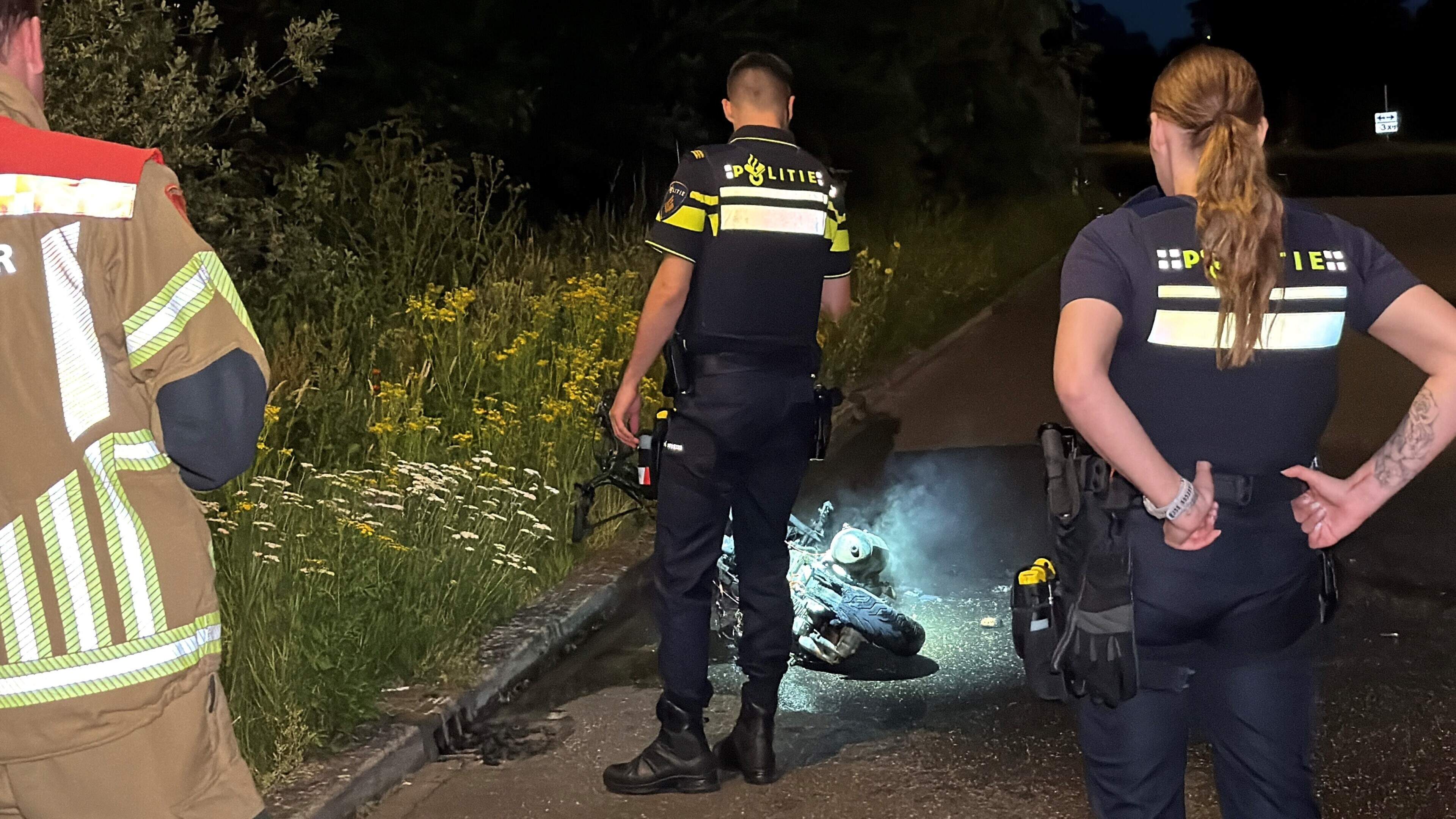 Gedumpte scooter brandt volledig uit in Maastricht