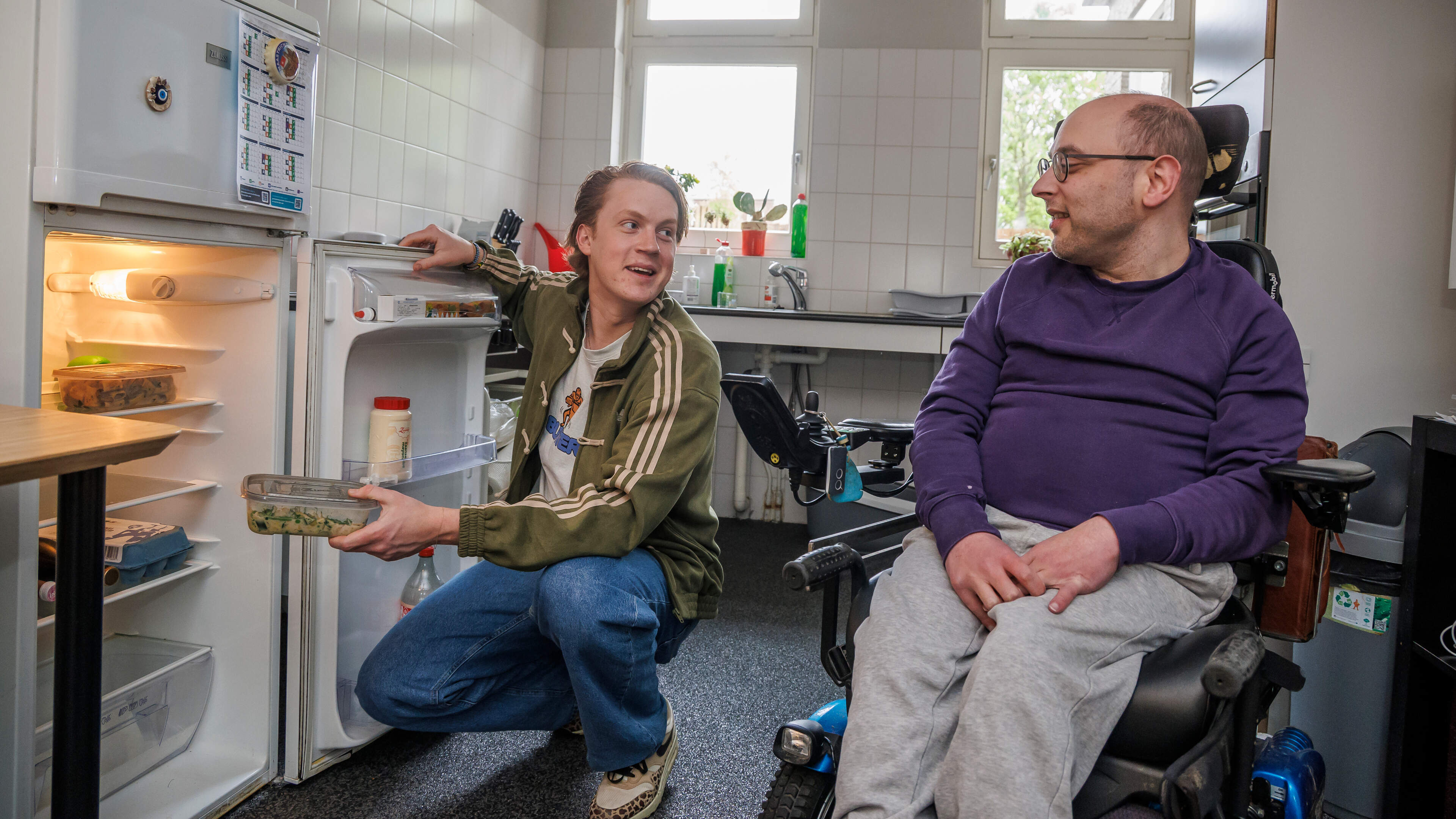 Thomas brengt twee keer per week een maaltje naar gehandicapte Daan: ‘Ik eet grote porties, daar kan