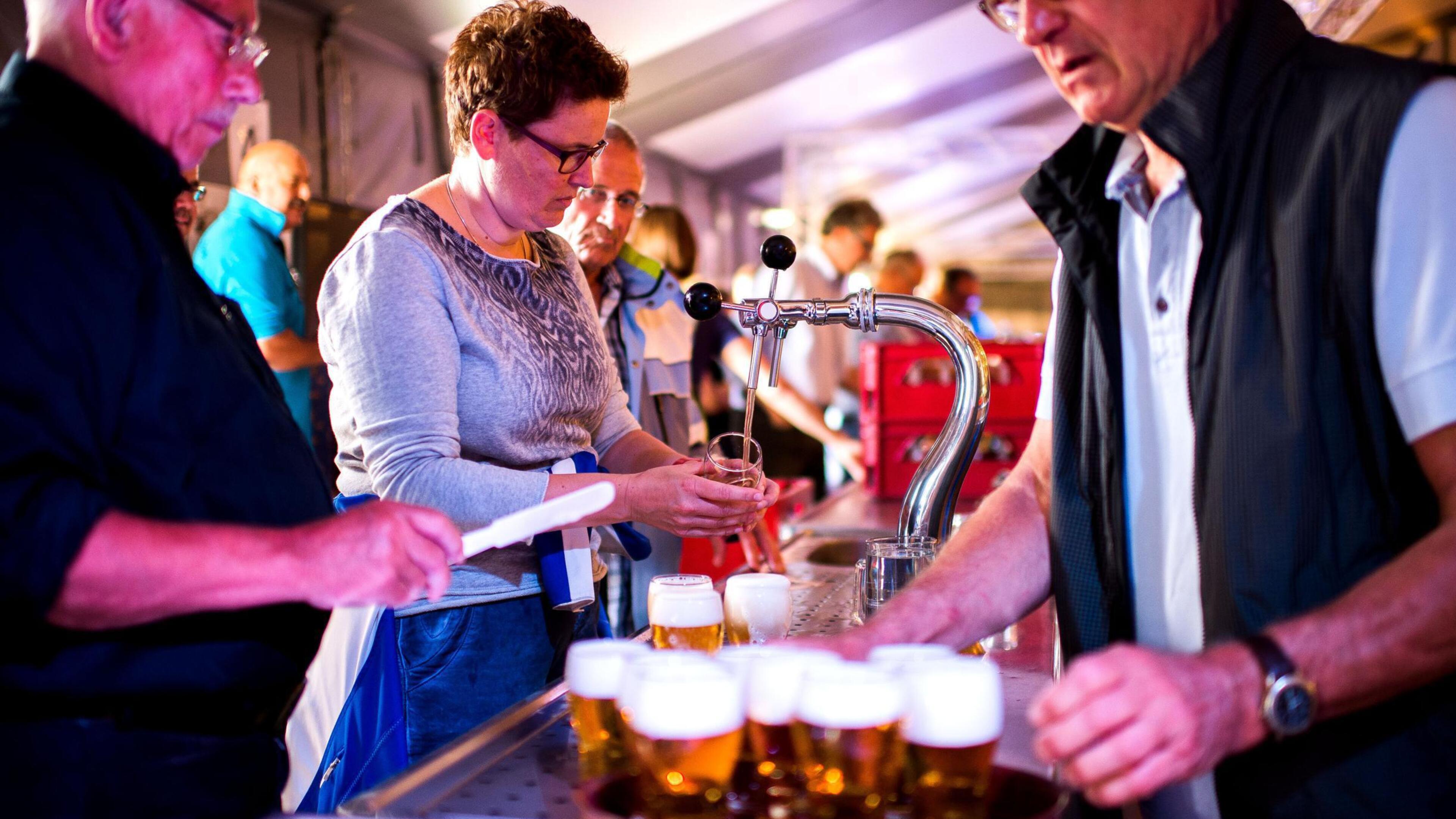 Leger aan vrijwilligers nodig op OLS, vijf keer zo veel als in 1975: ‘Iedereen wil tappen, niemand w