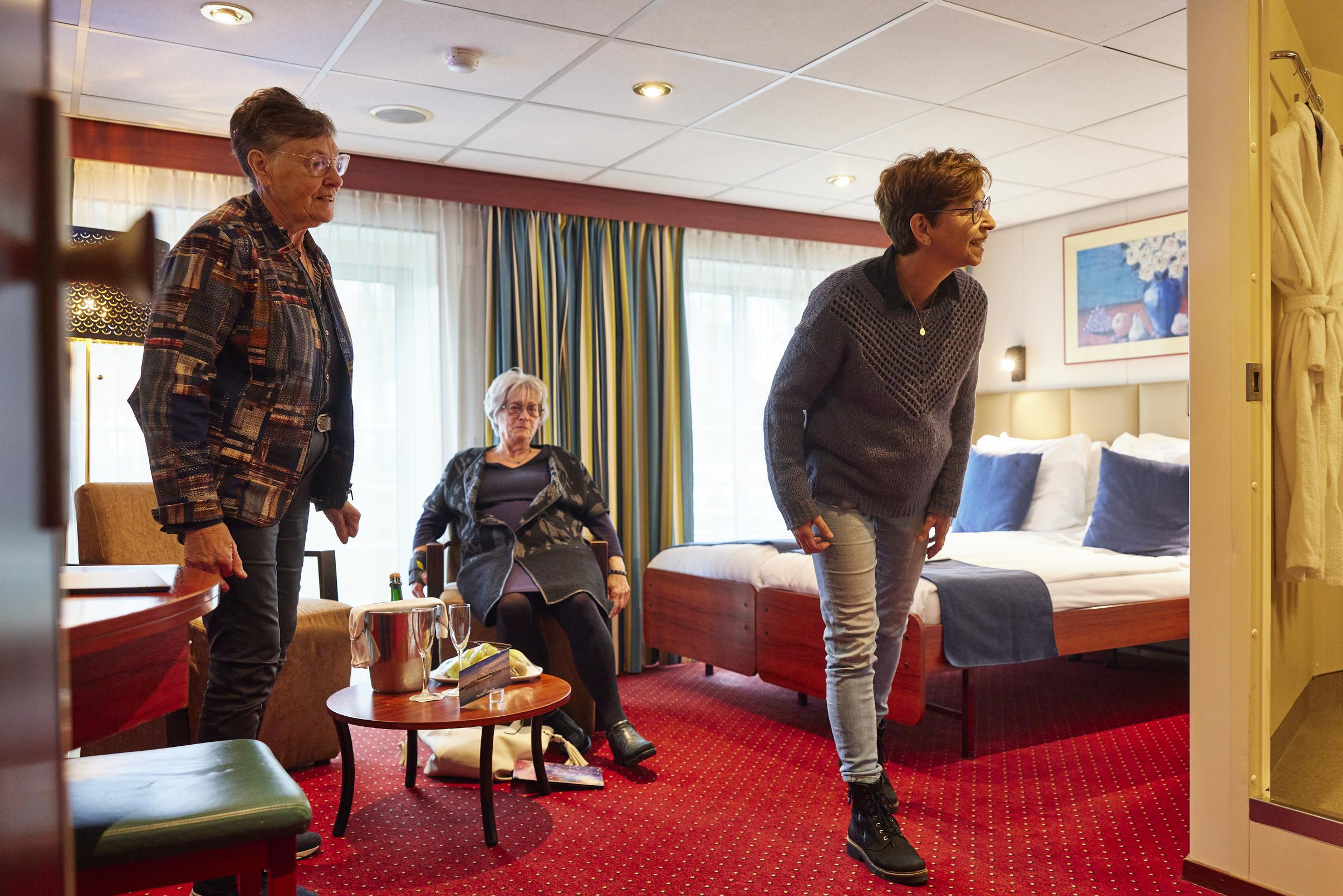 Hoe ruim zijn nou die suites van zo’n ‘Love Boat’ in de haven van Maasbracht? ‘Met het ‘sjoemele’ va