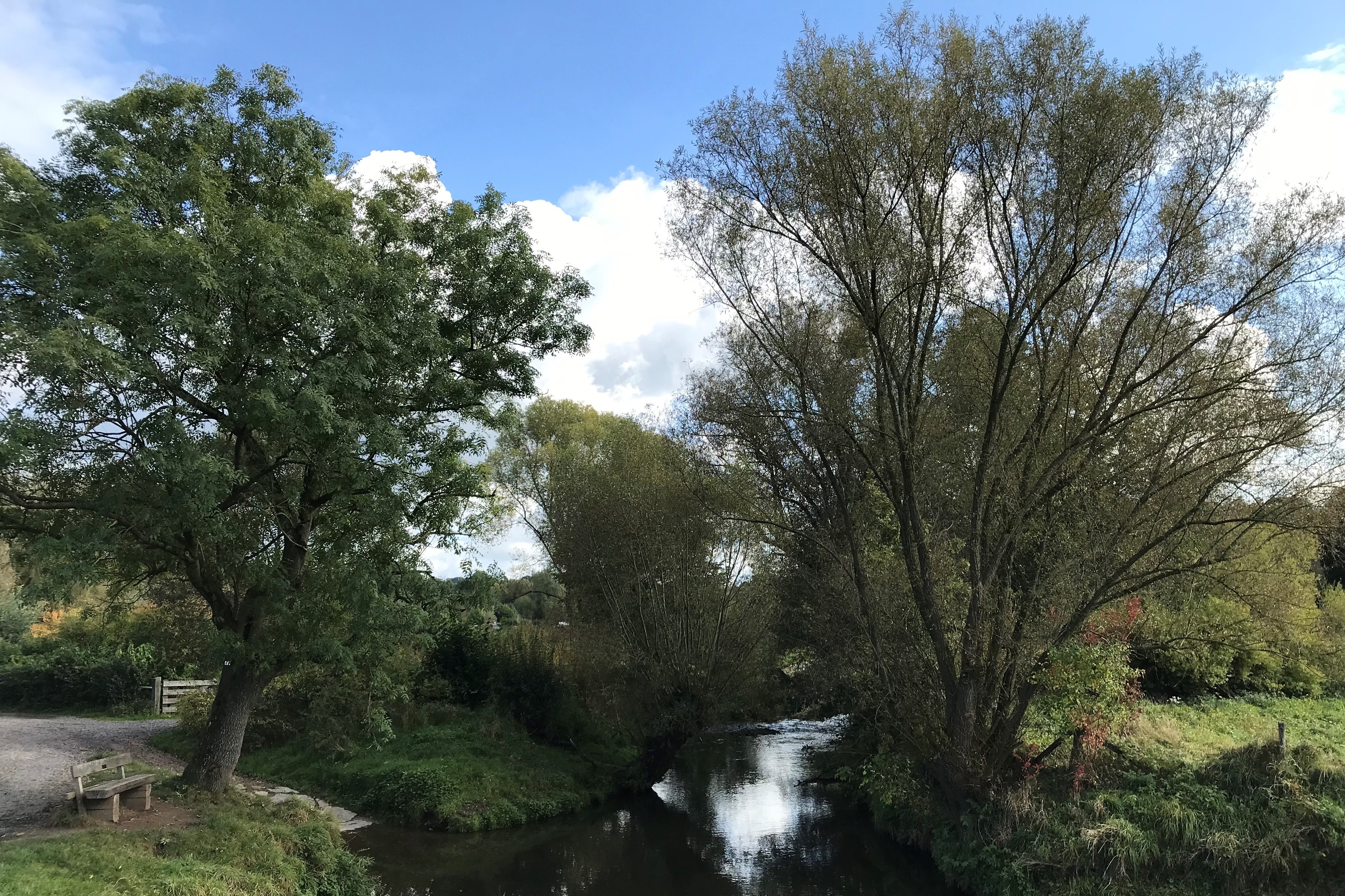 Wandelen langs de Geul kan weer, gelukkig, want dit is écht Limburg op zijn best