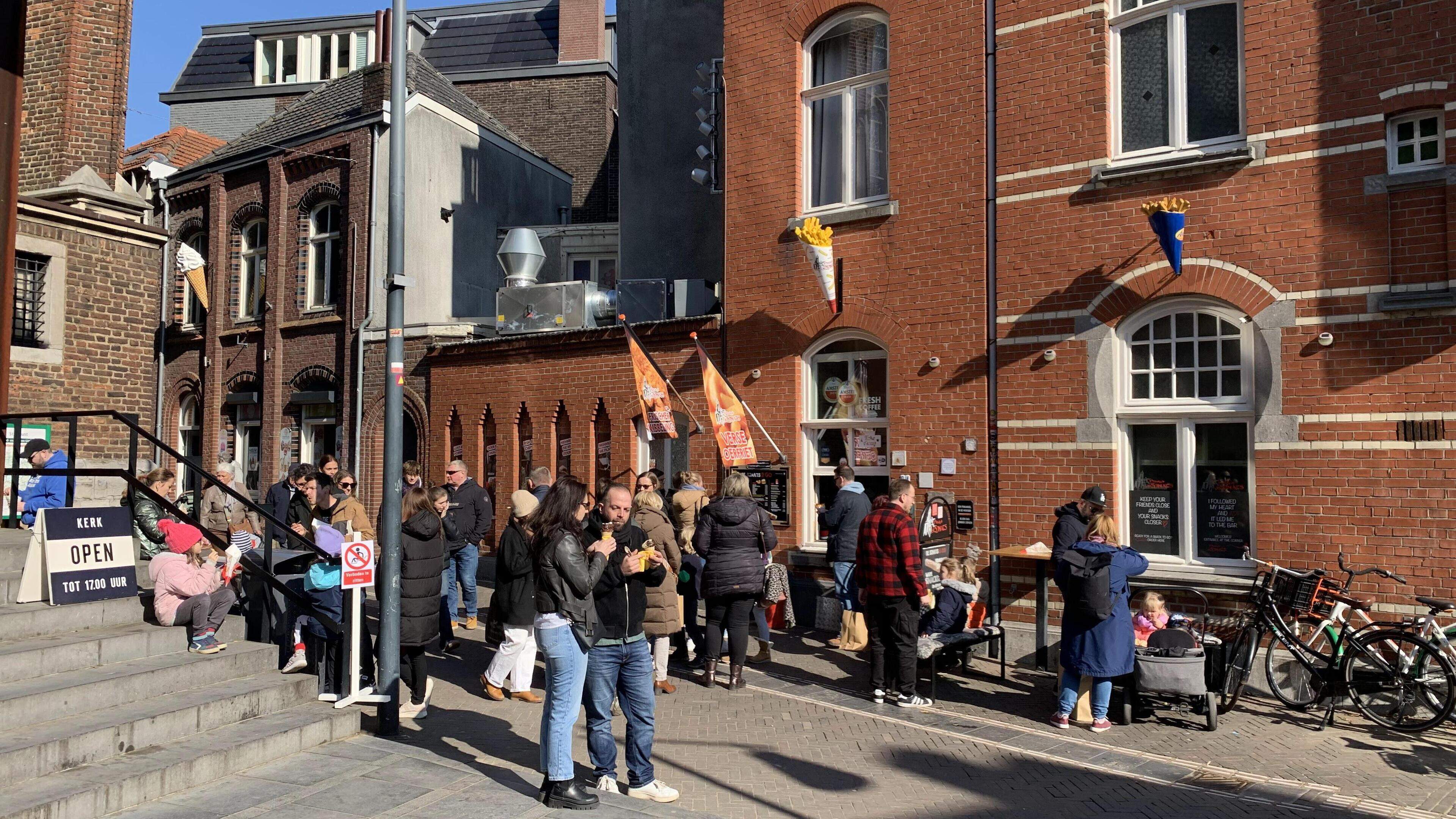 De Grote Kerkstraat is een goudmijn voor de horeca, maar kerkbestuur en inwoners leven op gespannen 