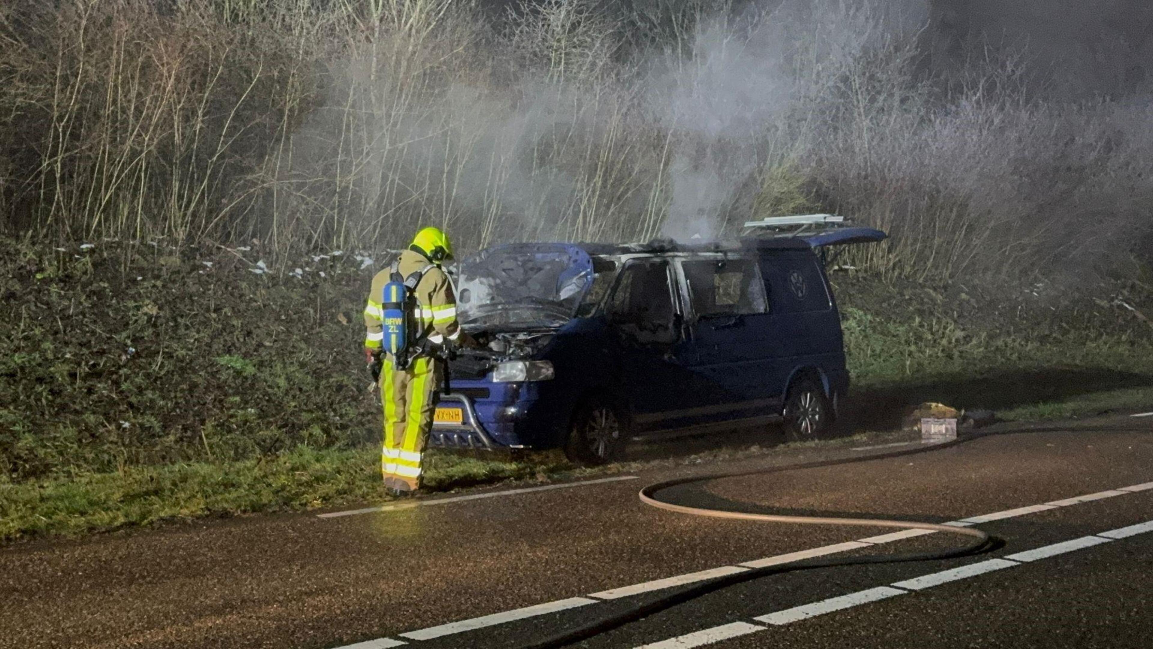 Busje vliegt tijdens het rijden in brand in Oirsbeek
