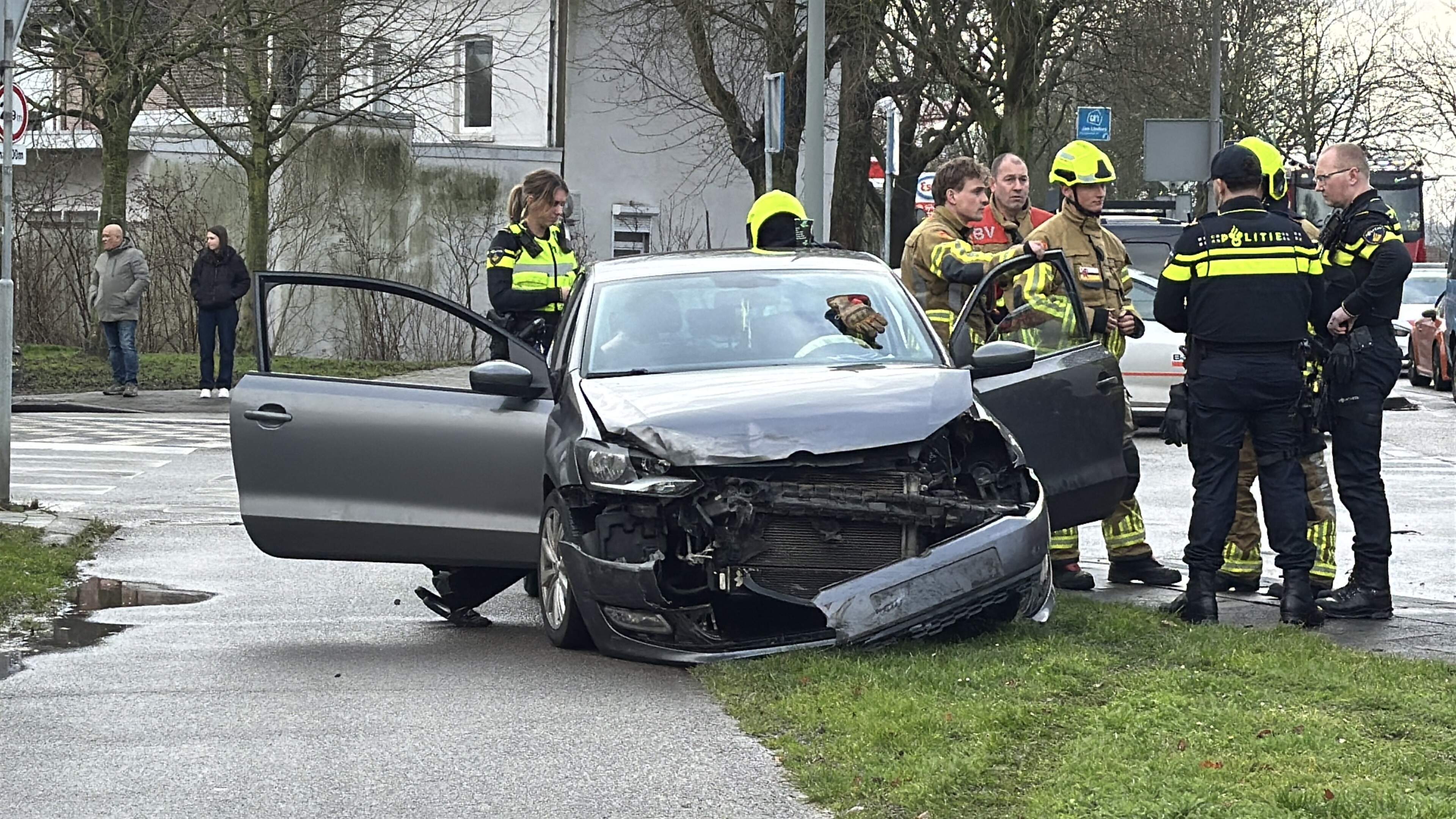 Ongeval tussen twee voertuigen leidt tot hulpdiensten. Ongeval tussen twee voertuigen leidt tot hulpdiensten.