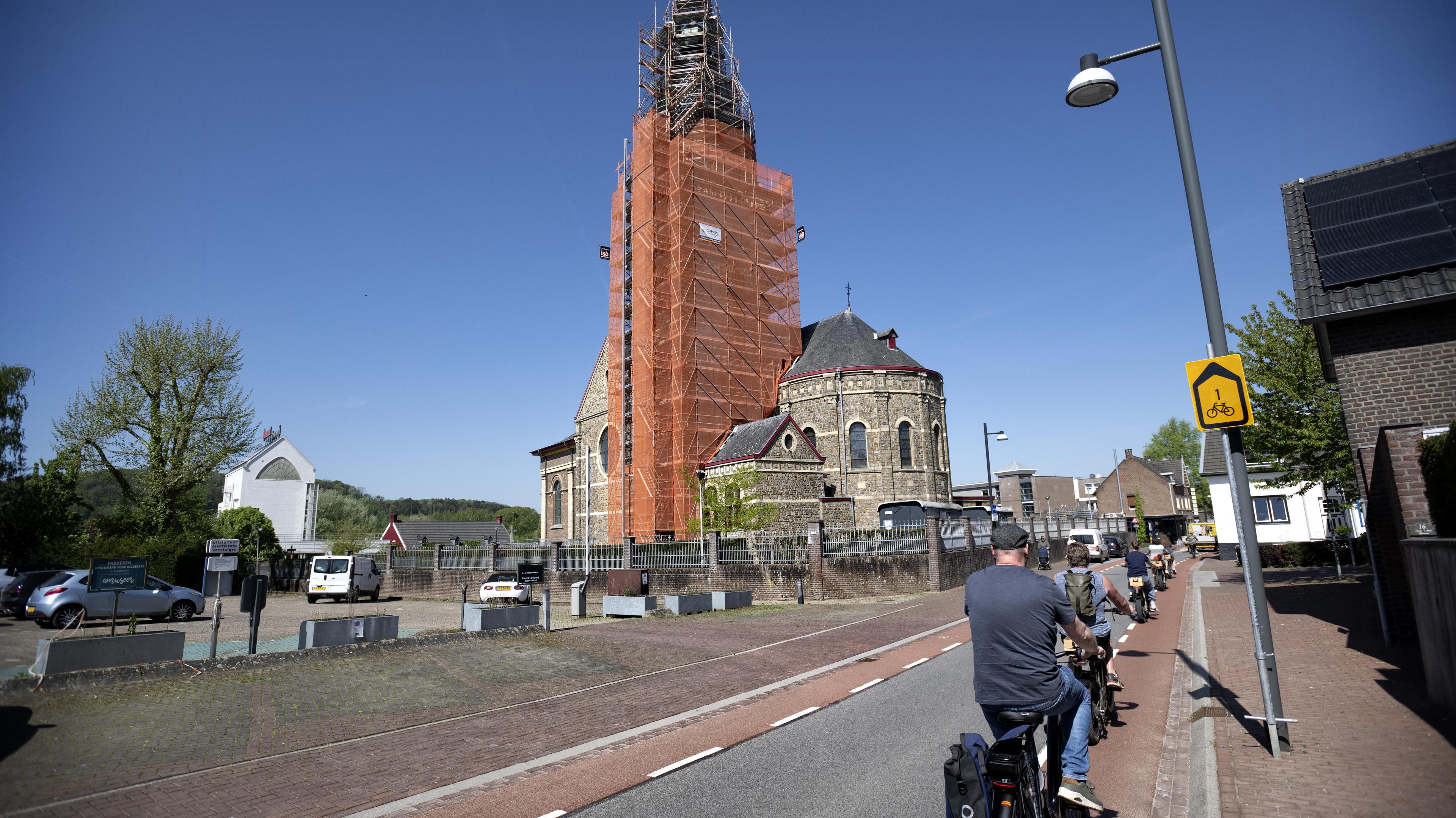 Kerk van Wijlre volledig gerestaureerd, gouden haan terug op toren: ‘Wij zijn twaalf jaar bezig gewe