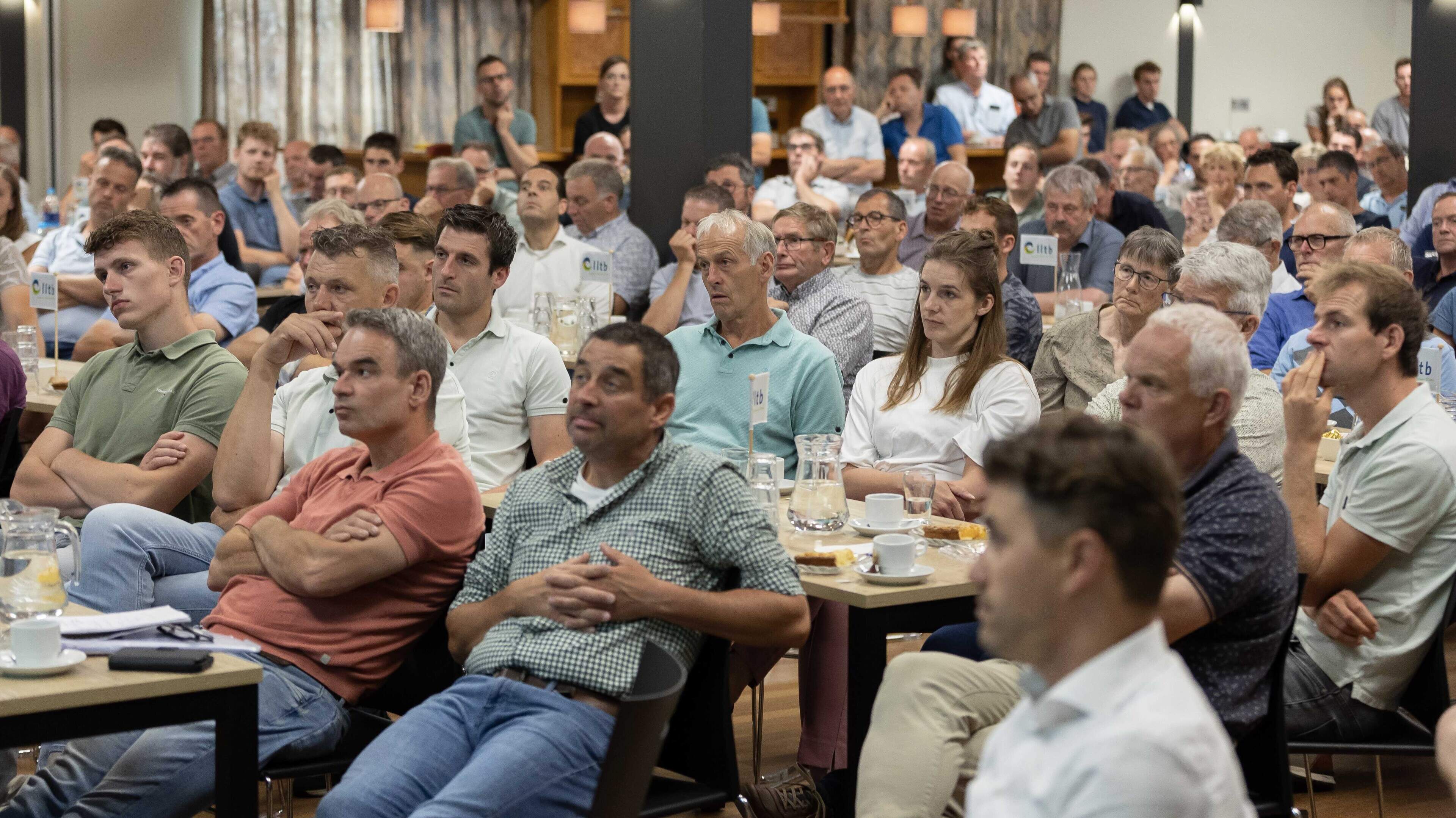 Bezorgde boeren en agrarische kopstukken sparren in Baexem over stikstofplannen kabinet: ‘Limburg wo