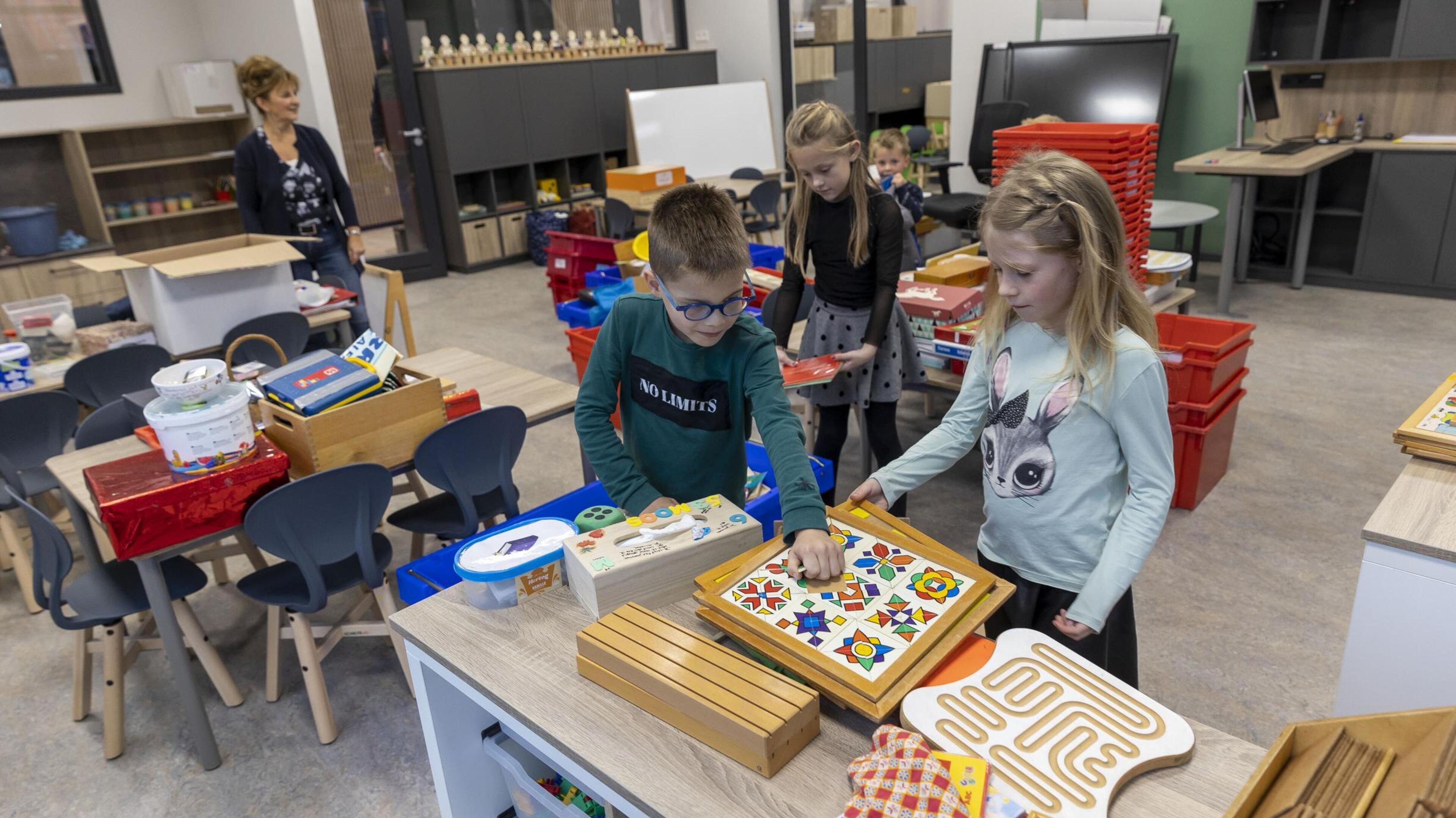Scholieren verkennen nieuw Kindcentrum Altweerterheide waar de oude vertrouwde schoolbel terugkeert