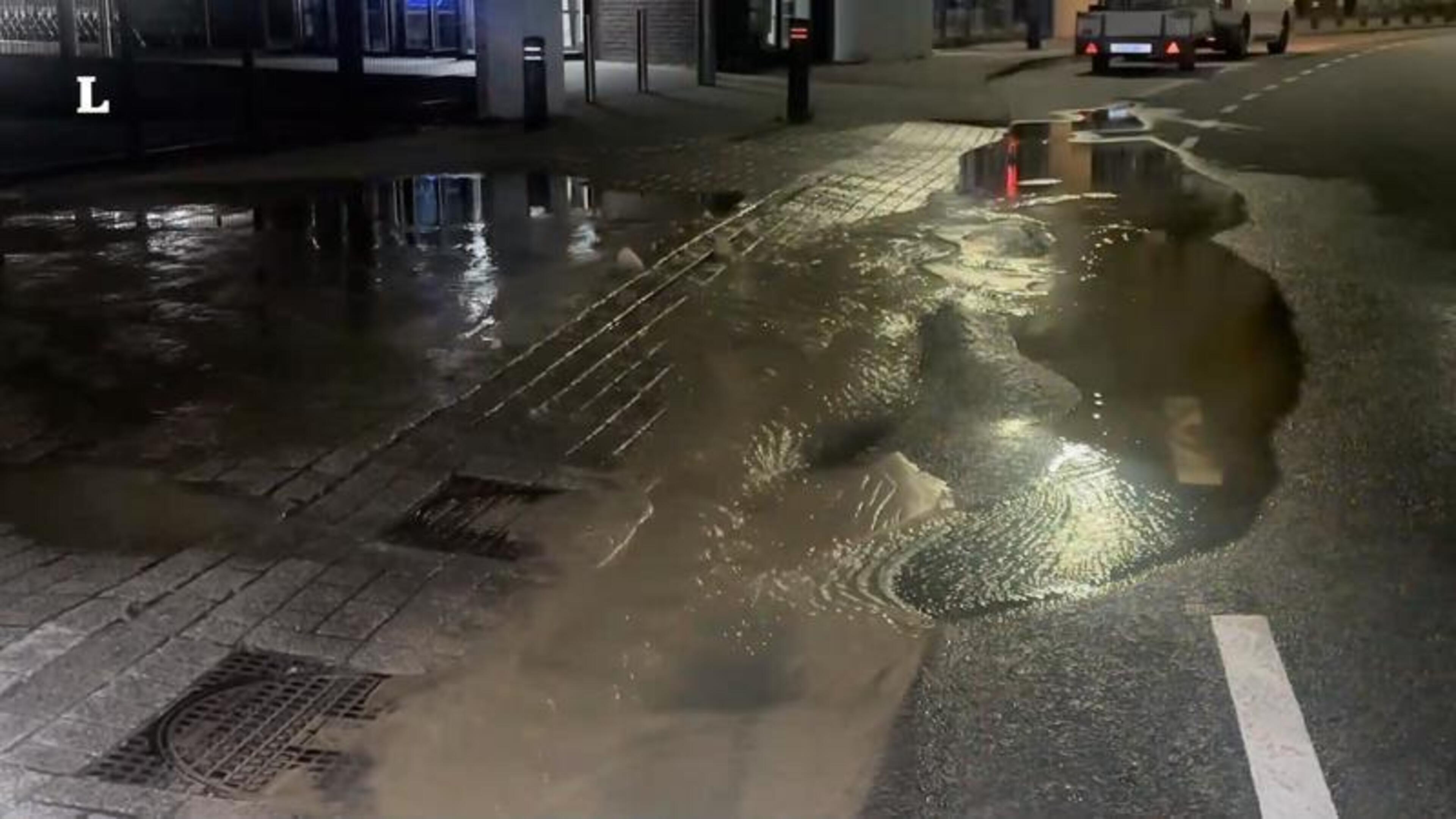 Hoofdwaterleiding breekt in Brunssum: tientallen panden zonder water