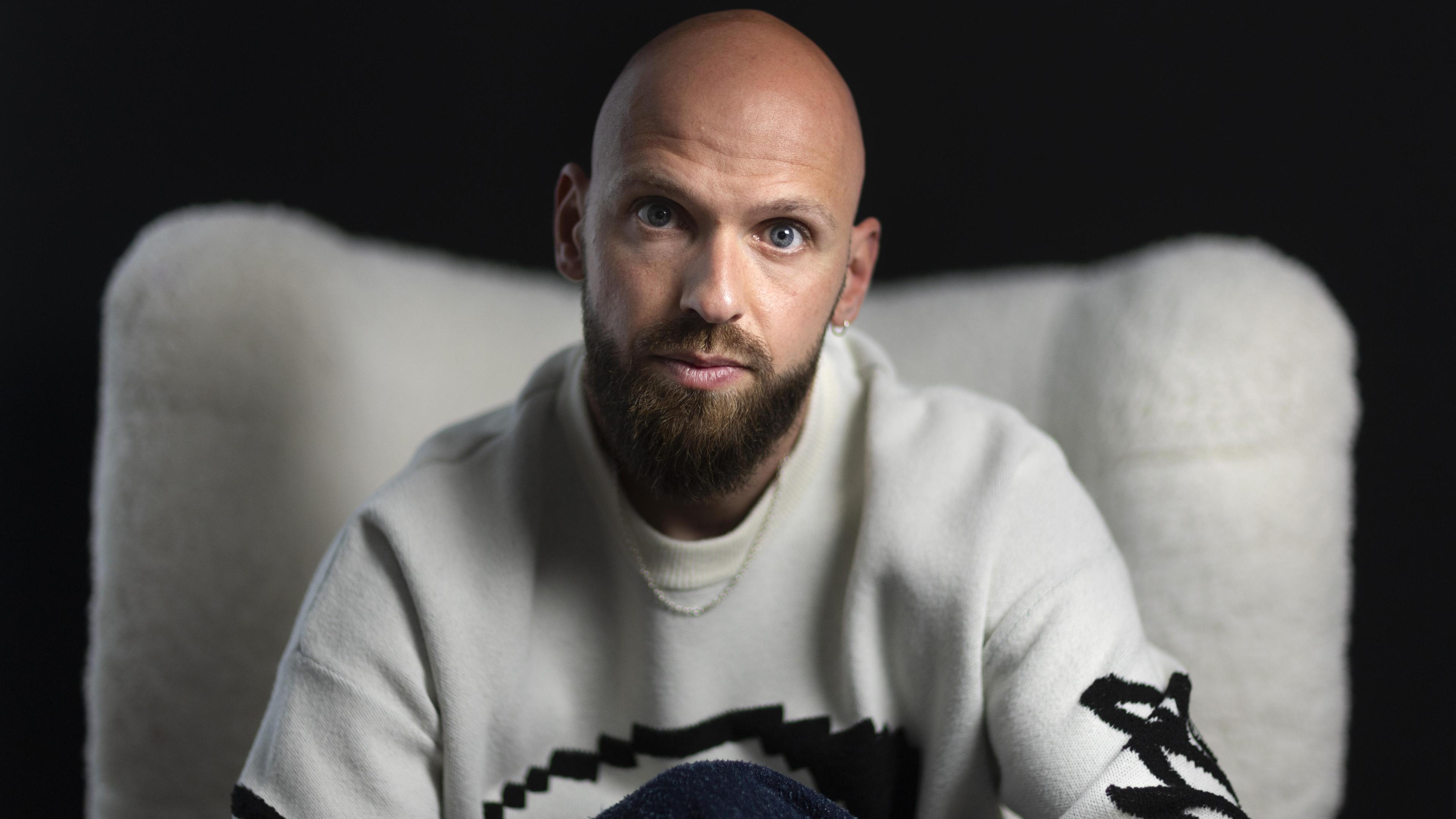 Bryan Smeets laat zijn masker zakken: ‘Dat ik jong kaal werd, maakte me zo onzeker. Als ik over stra
