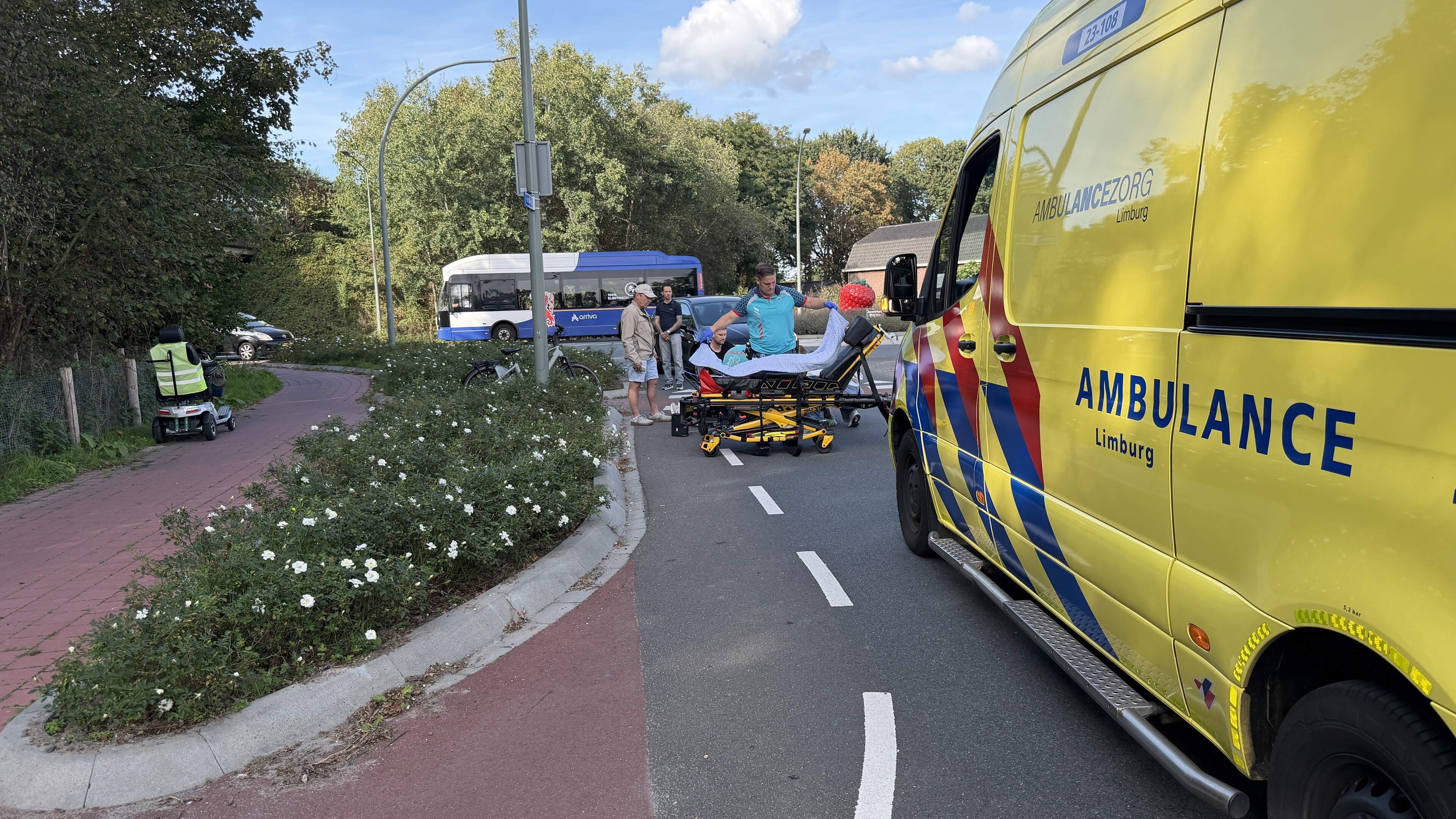 Vrouw in scootmobiel aangereden door auto in Oostrum