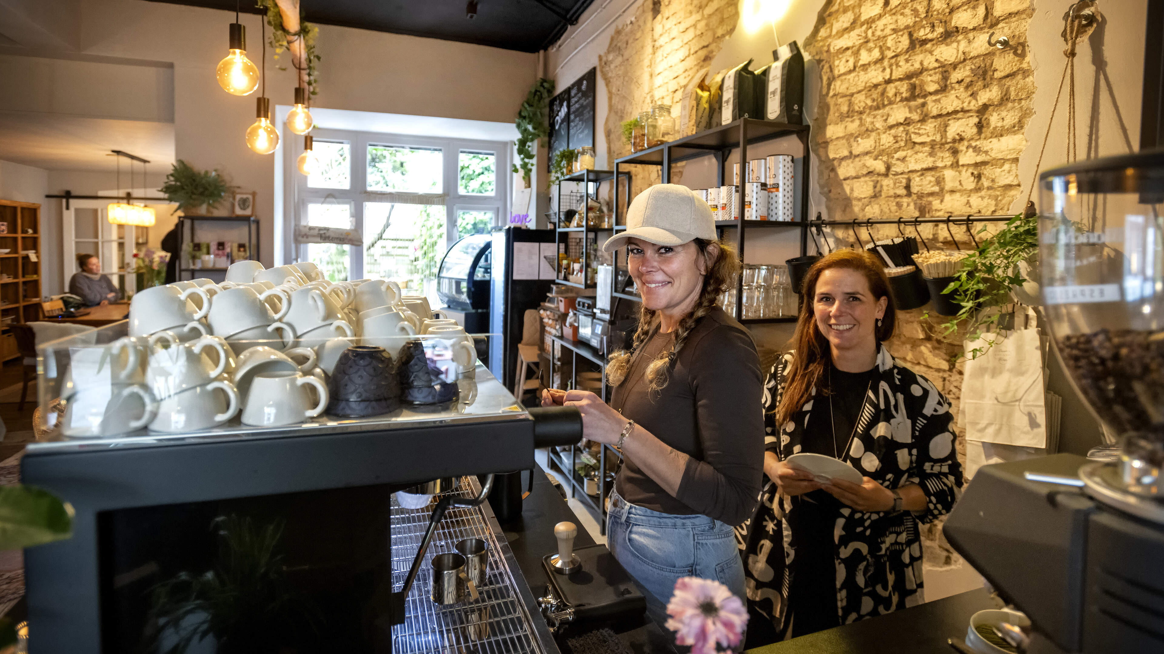 Niki en Regina beginnen in Heerlen conceptstore met horeca: ‘Mensen hebben behoefte aan een huiselij