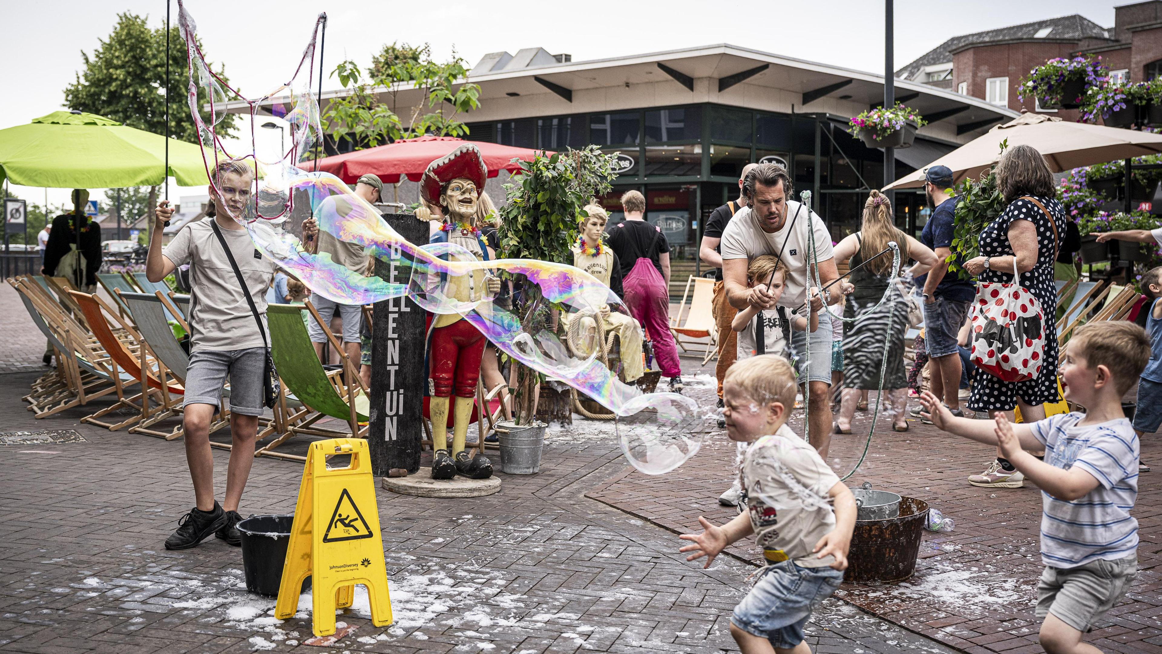 Bellentuin met zeepsopcreaties in zomerse sferen
