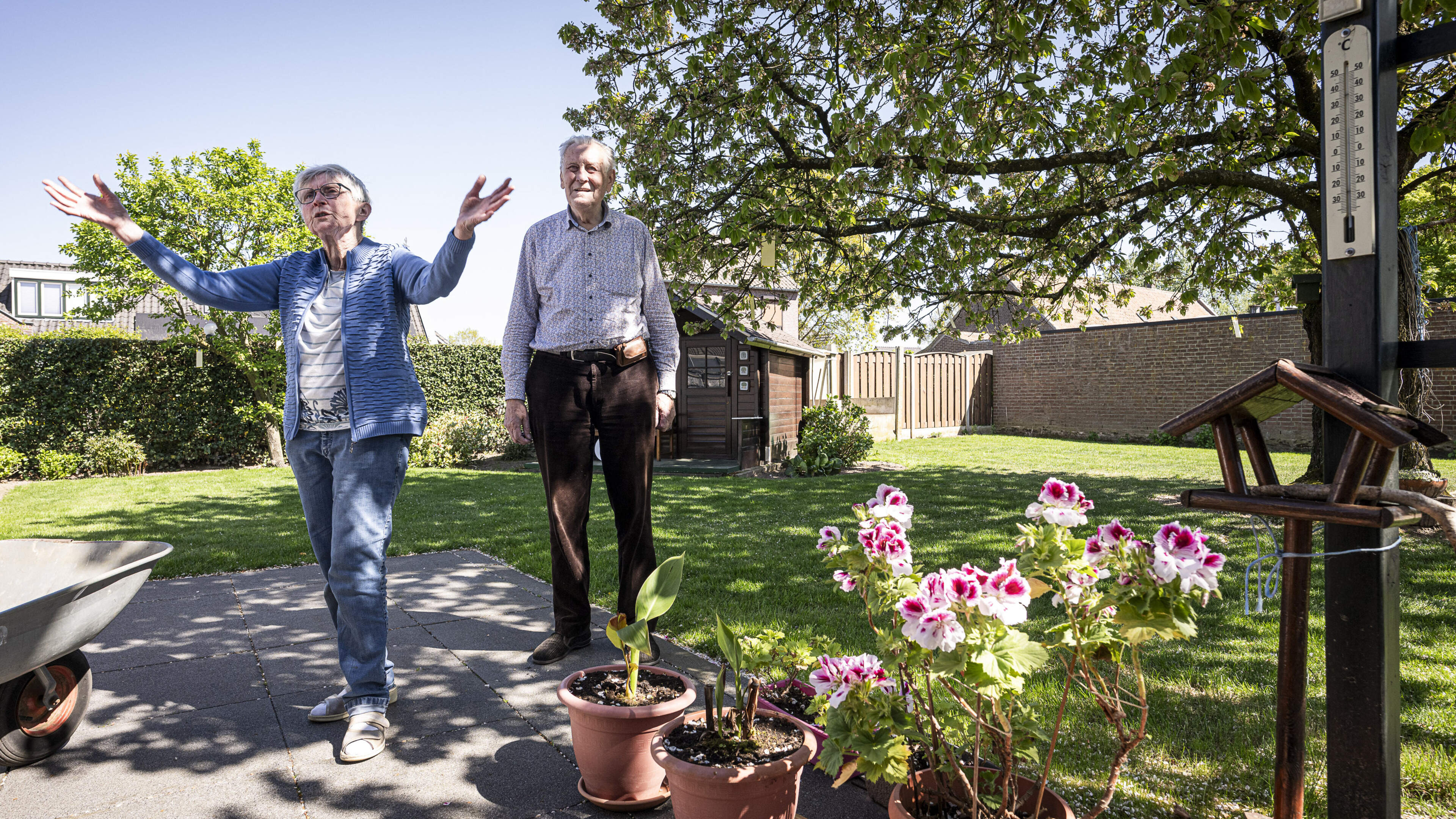 Els (78) en Sjaak (82) Bloem deelden hun bloemen jarenlang gul met anderen, maar nu wordt het te vee