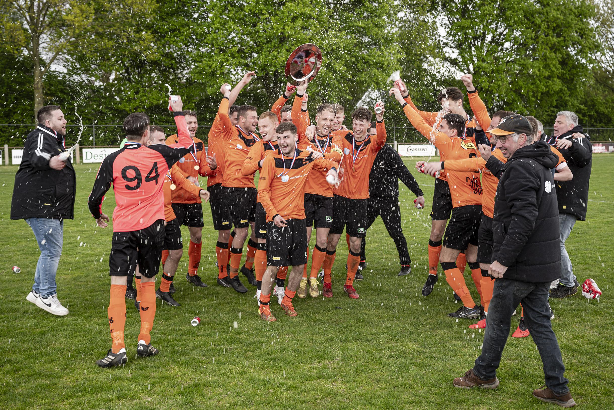 RKSVN pakt voor het tweede jaar op rij de titel na overwinning op SV Roggel: ‘Van tevoren had ik dit
